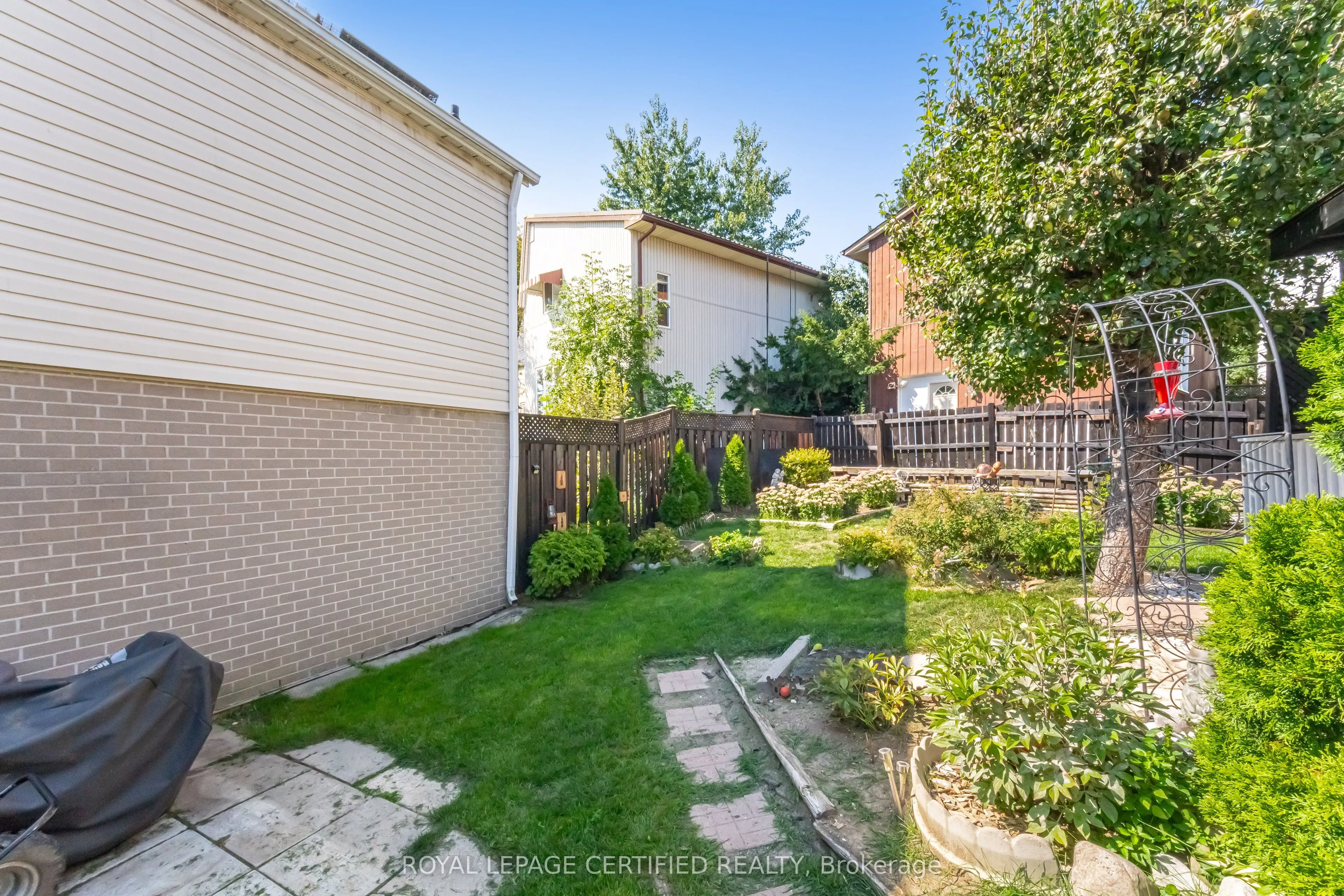 13 Hilldowntree Trail