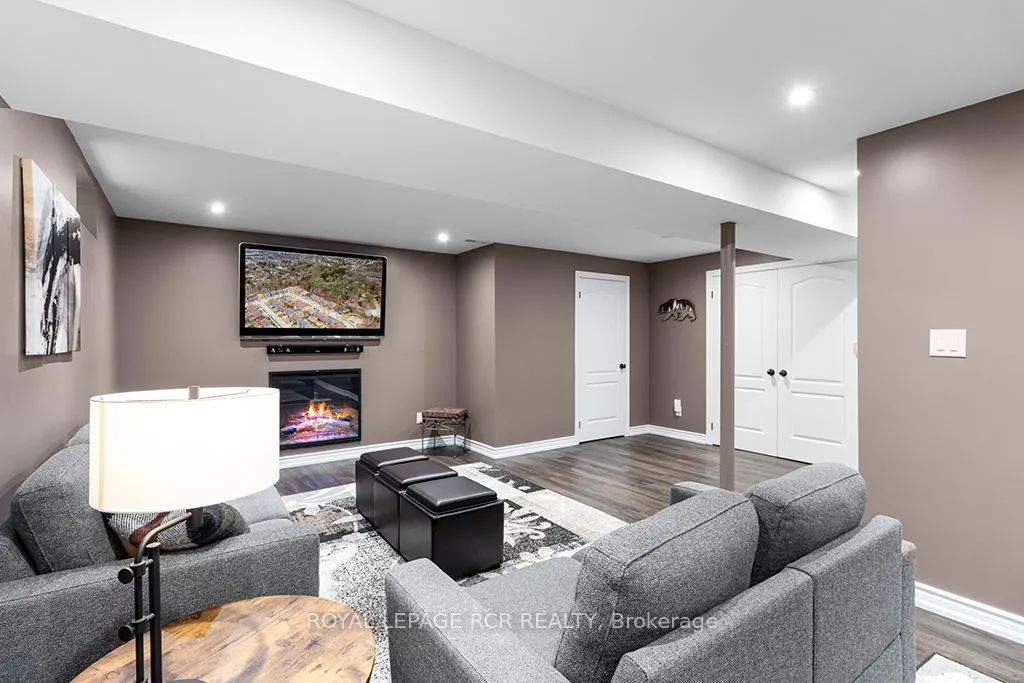 32 Borland Crescent
