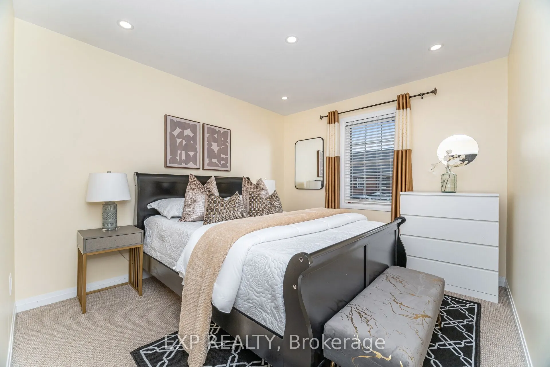 806 BANKS Crescent