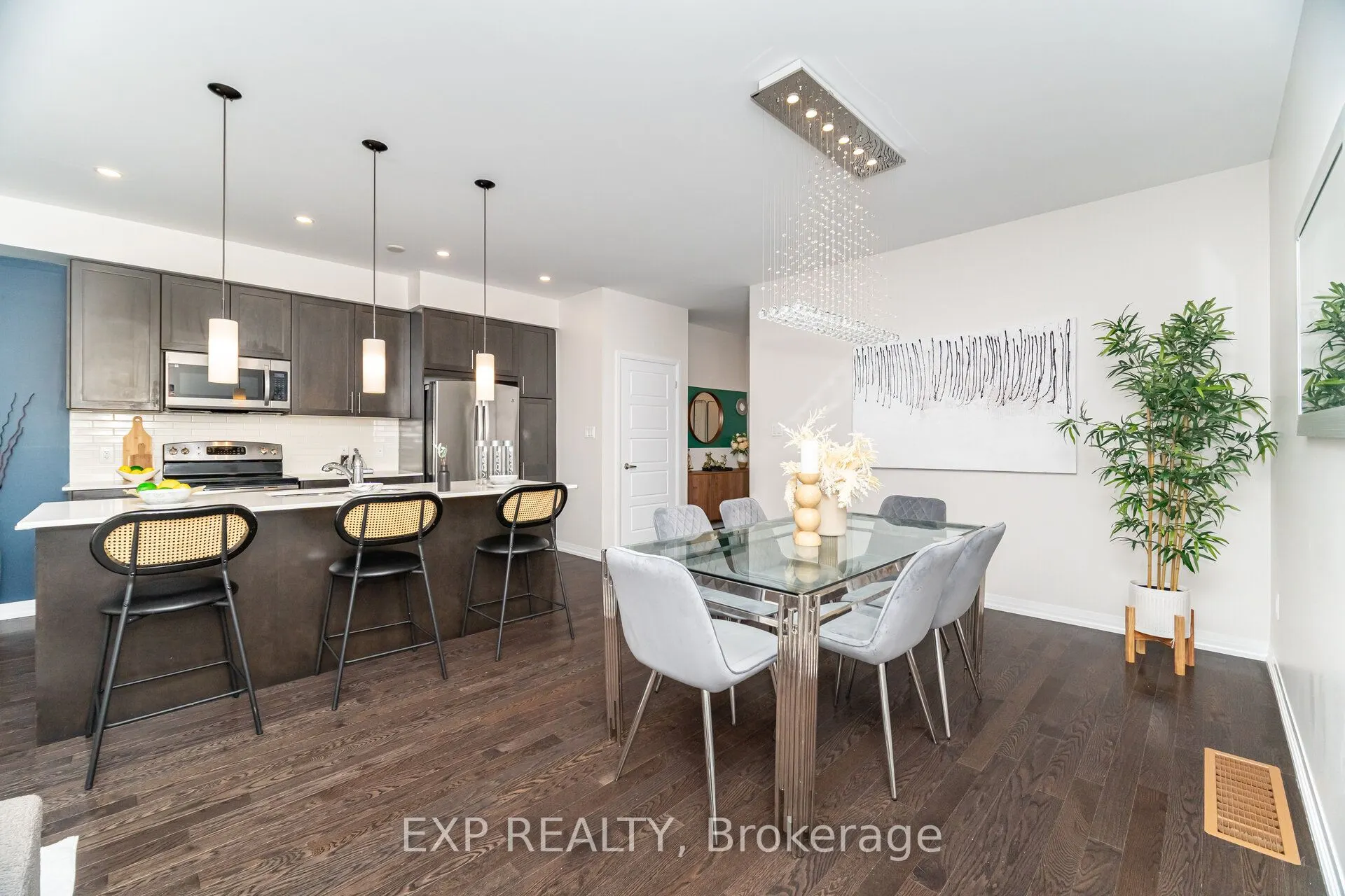 806 BANKS Crescent