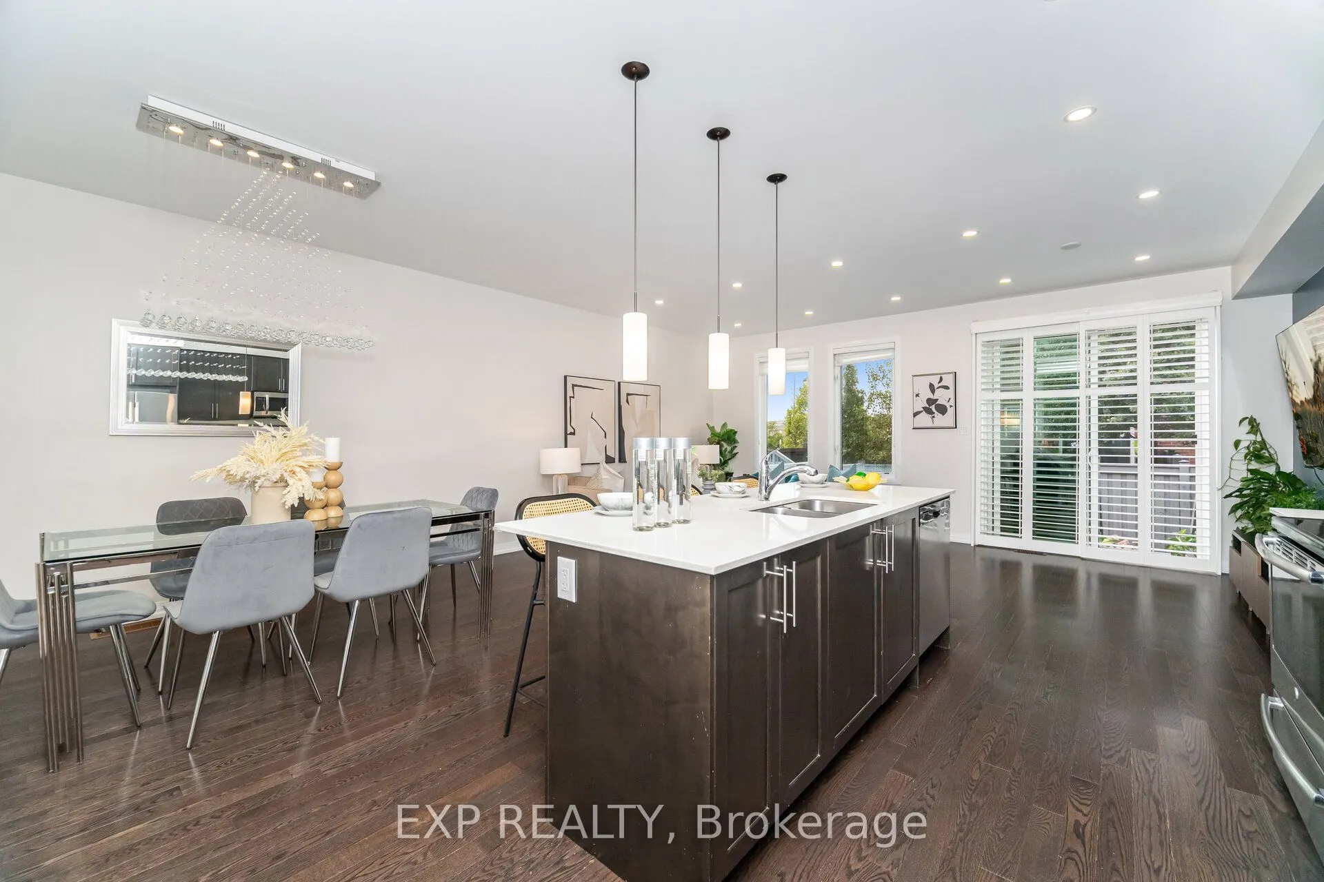 806 BANKS Crescent