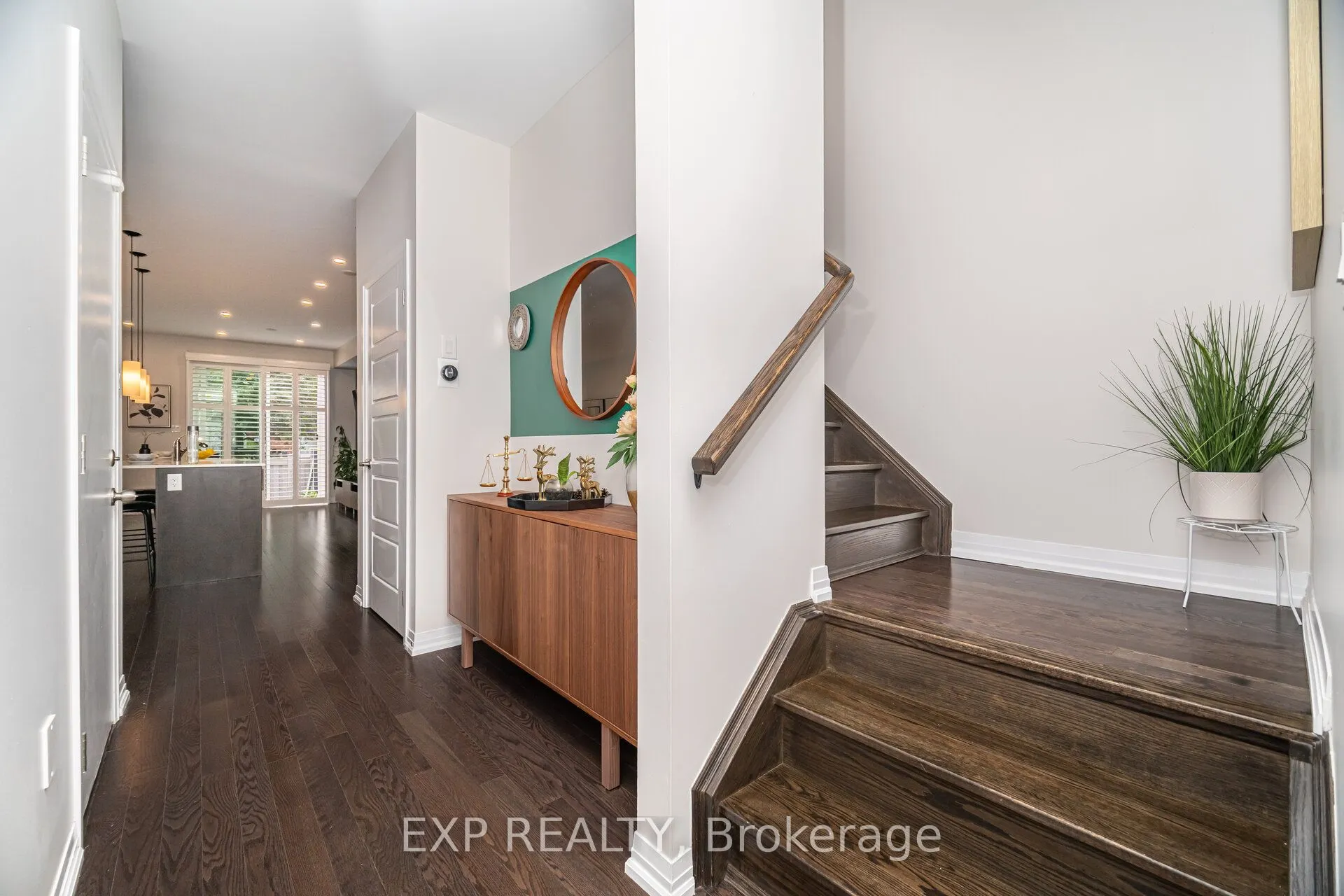 806 BANKS Crescent