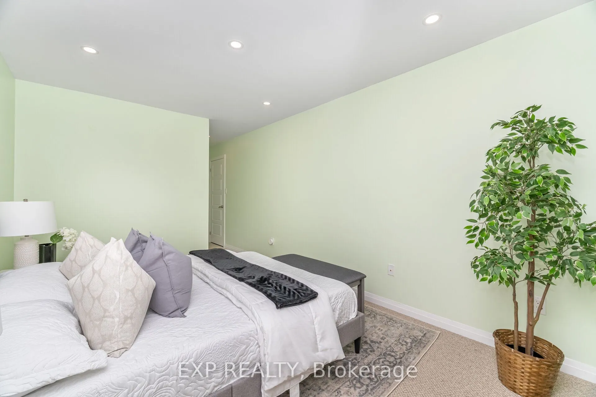806 BANKS Crescent