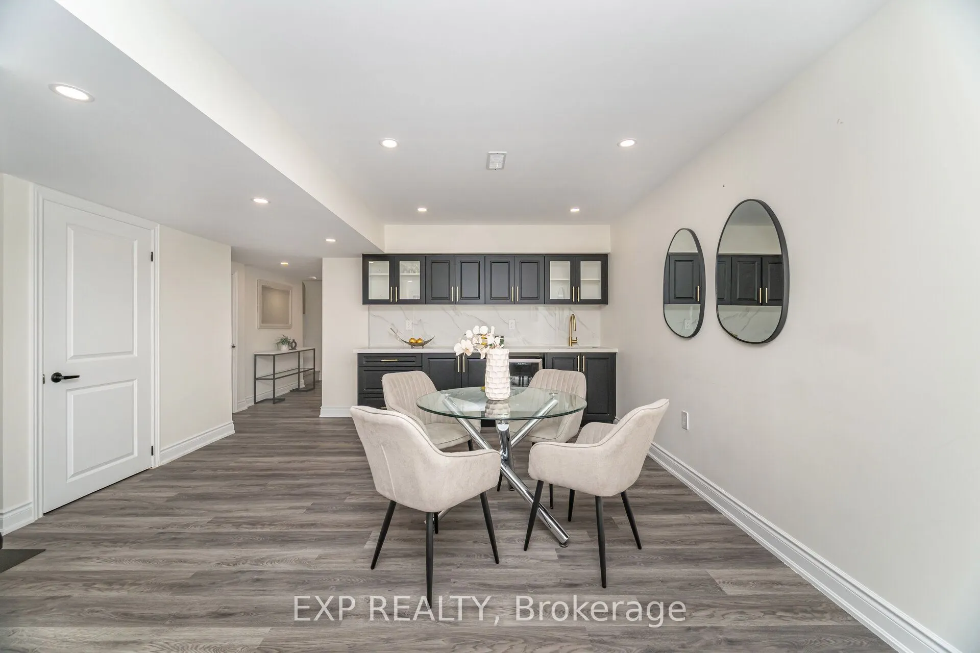 806 BANKS Crescent