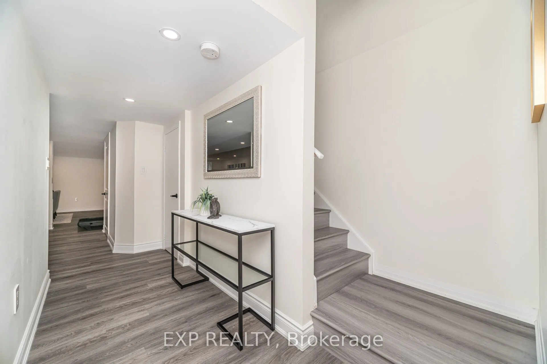 806 BANKS Crescent