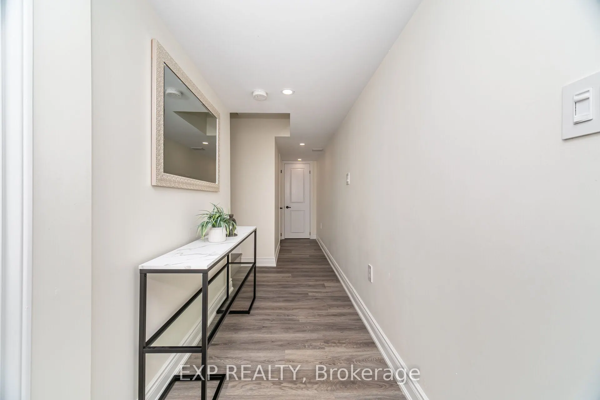 806 BANKS Crescent