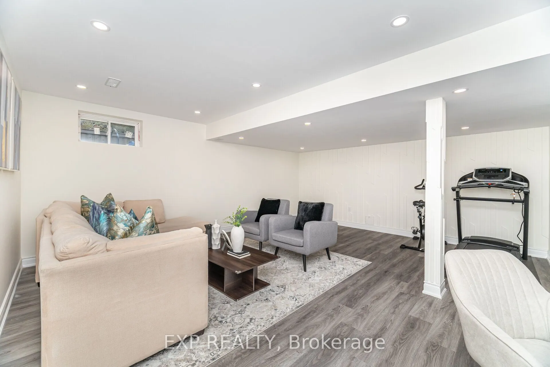 806 BANKS Crescent