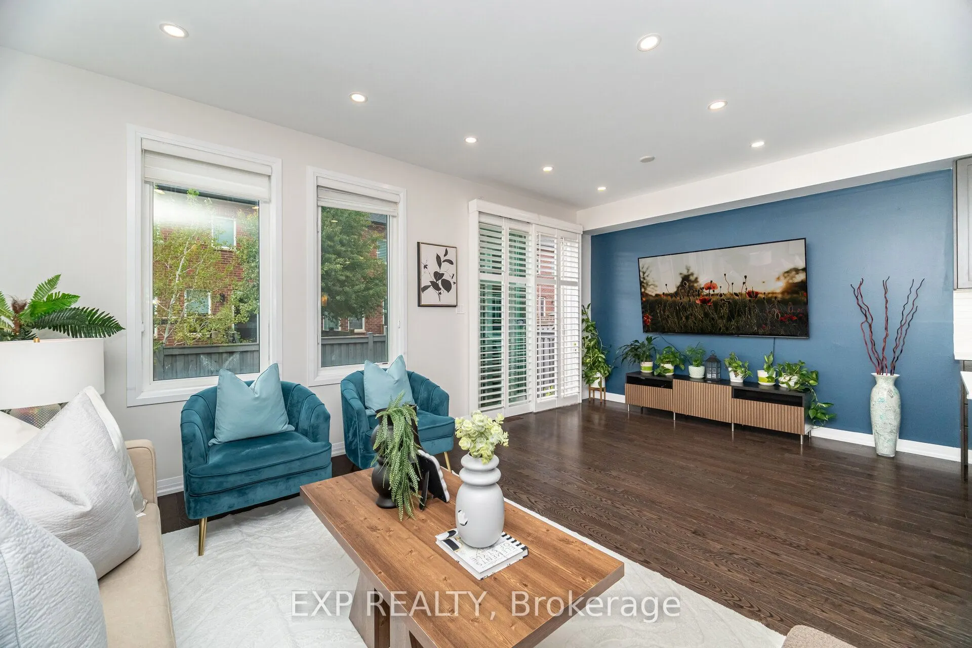 806 BANKS Crescent
