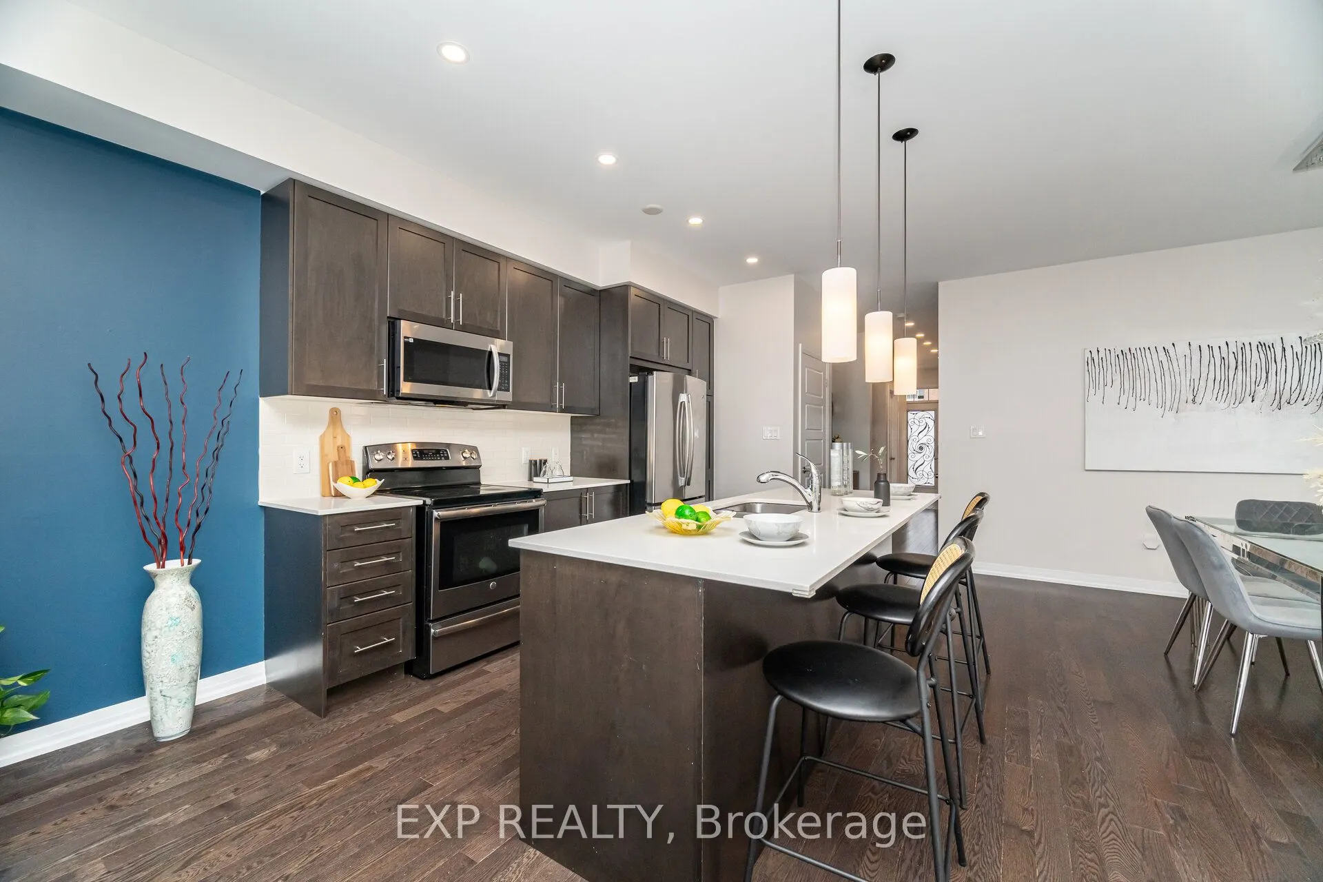806 BANKS Crescent