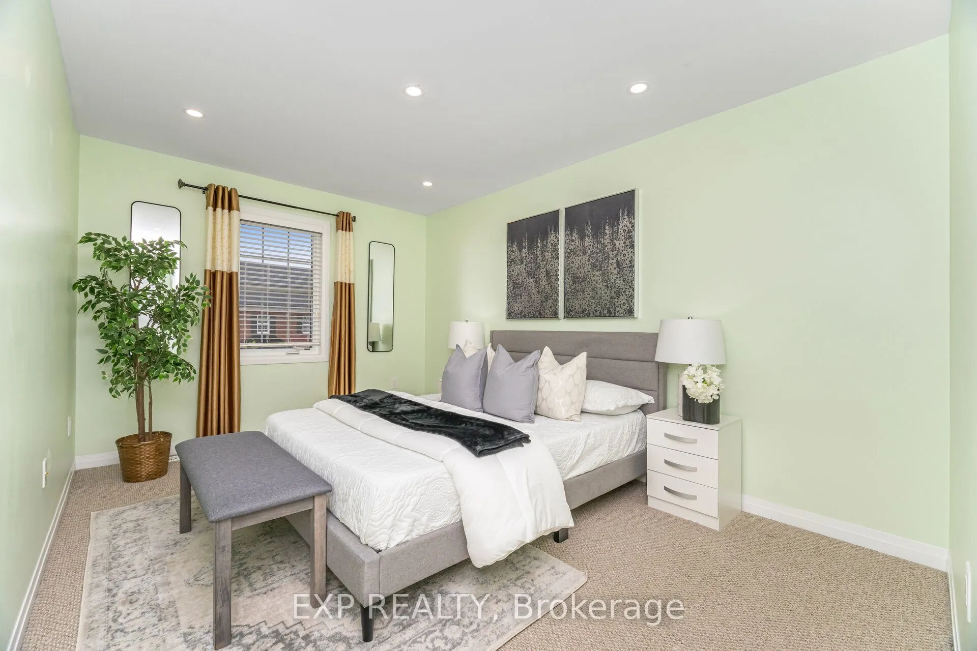 806 BANKS Crescent