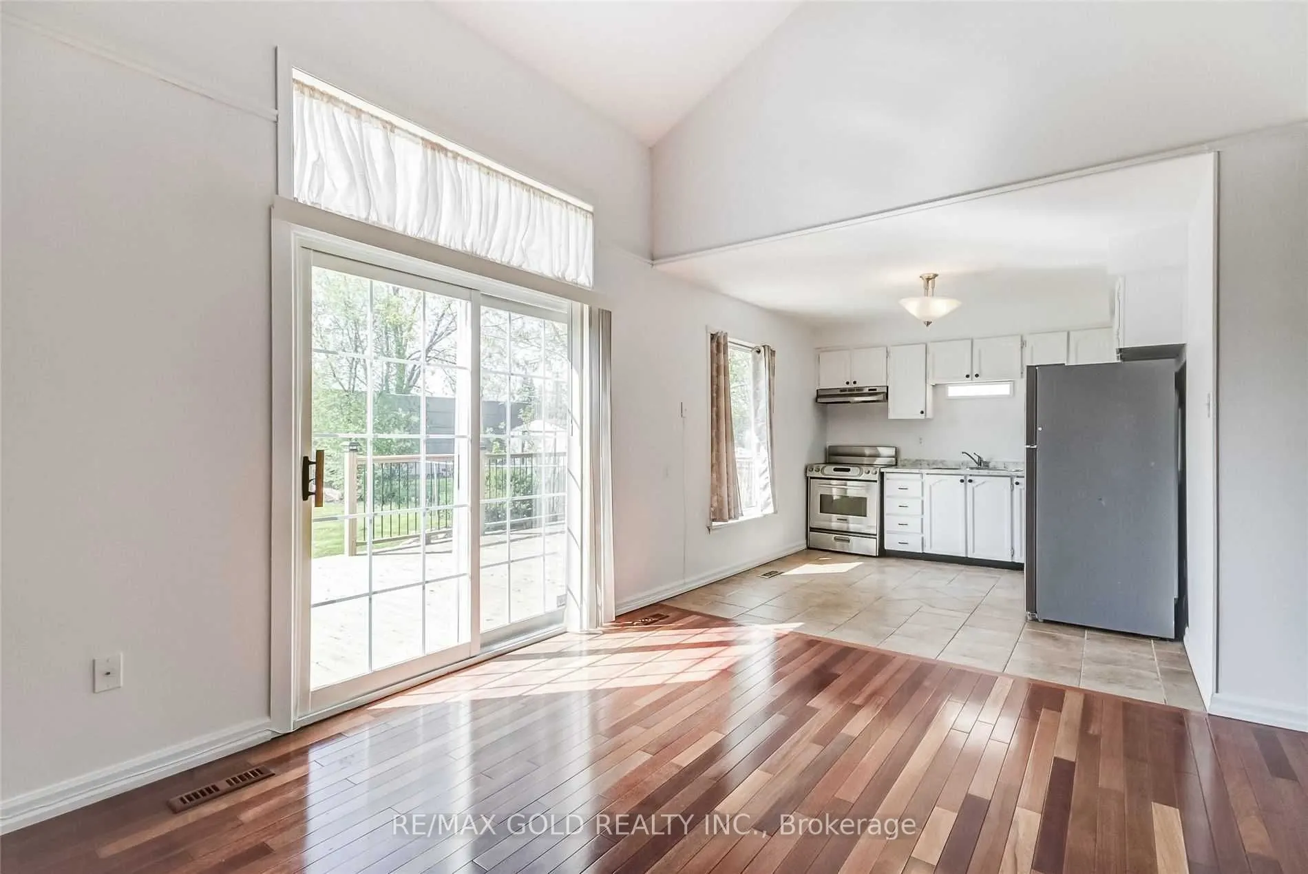 32 Lawndale Crescent
