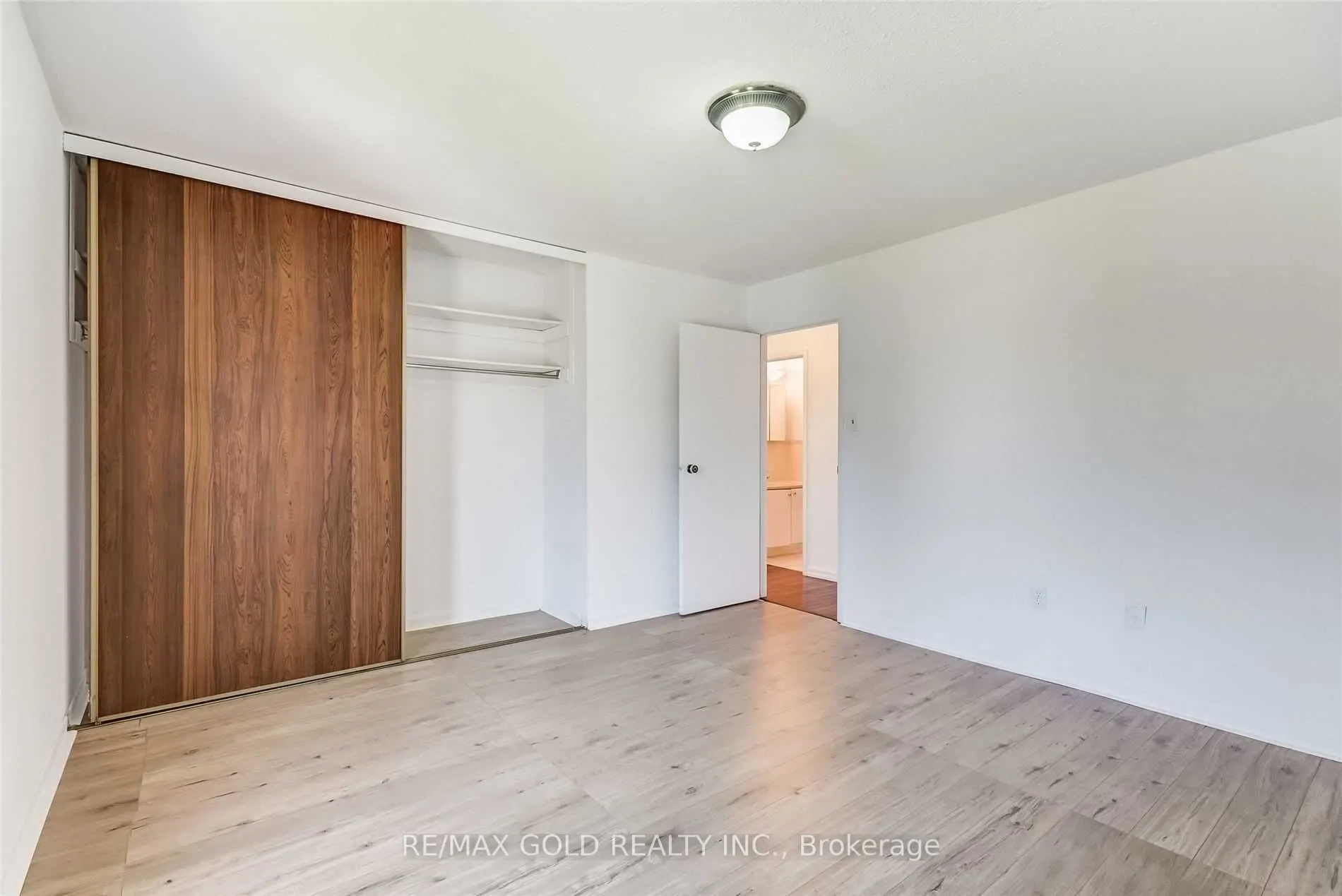 32 Lawndale Crescent