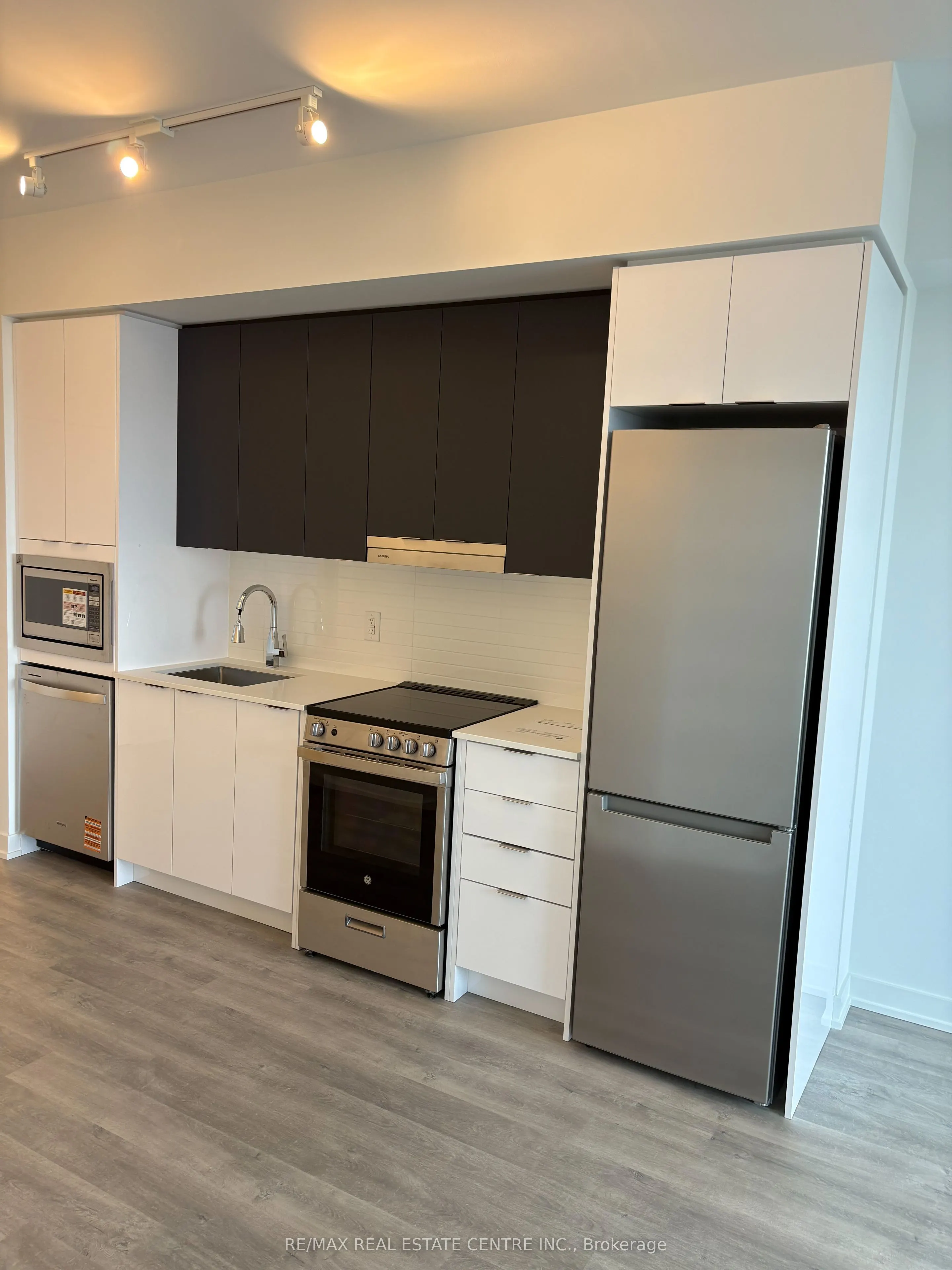 5105 Hurontario Street, #211
