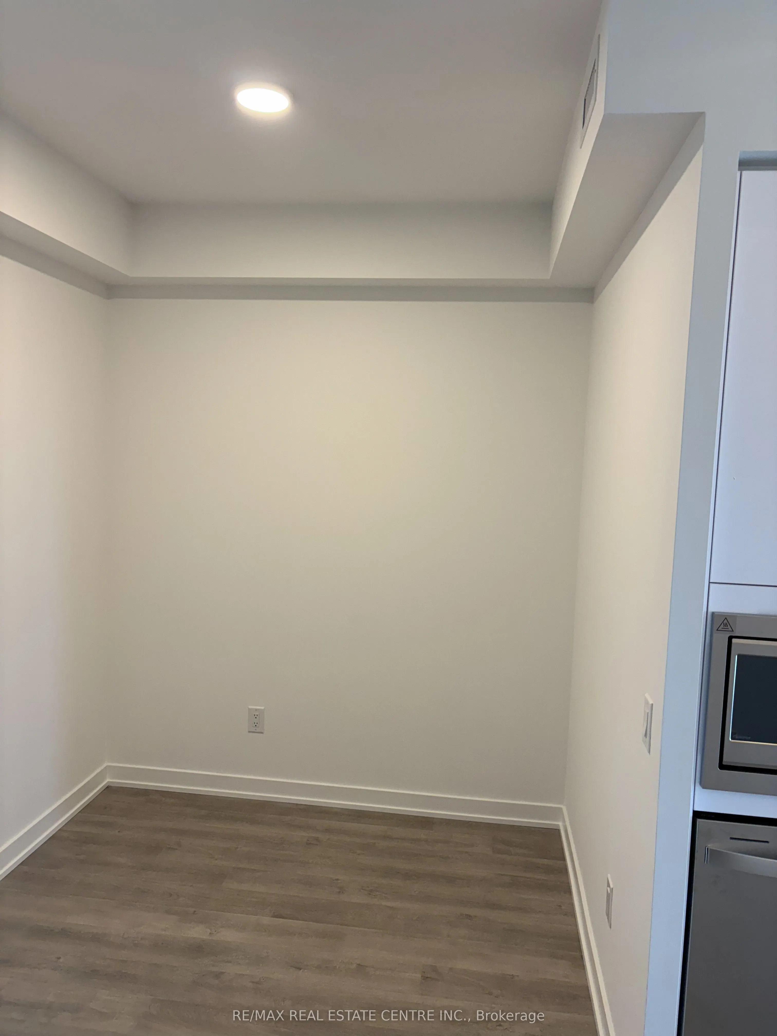 5105 Hurontario Street, #211