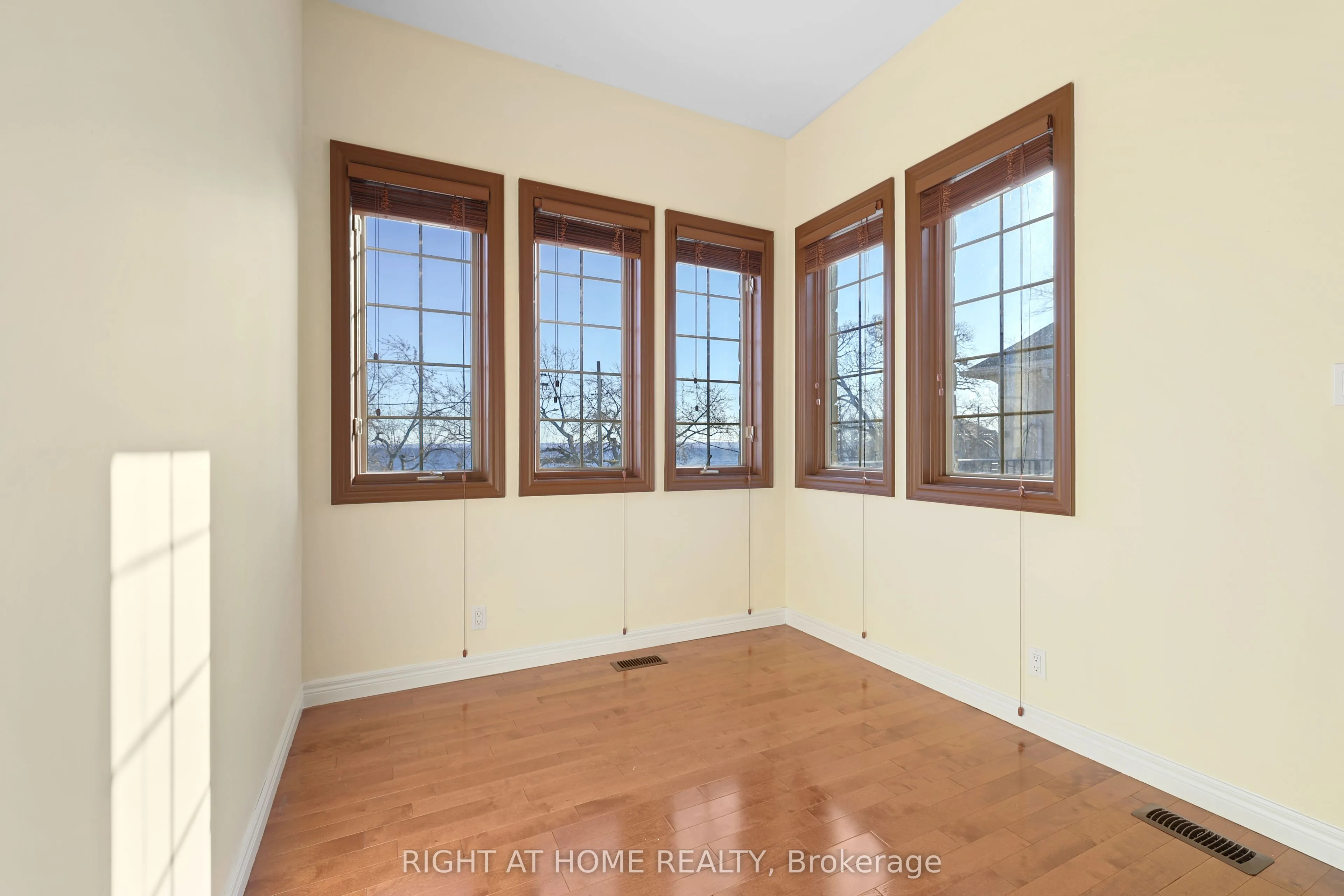 3227 Lakeshore Road
