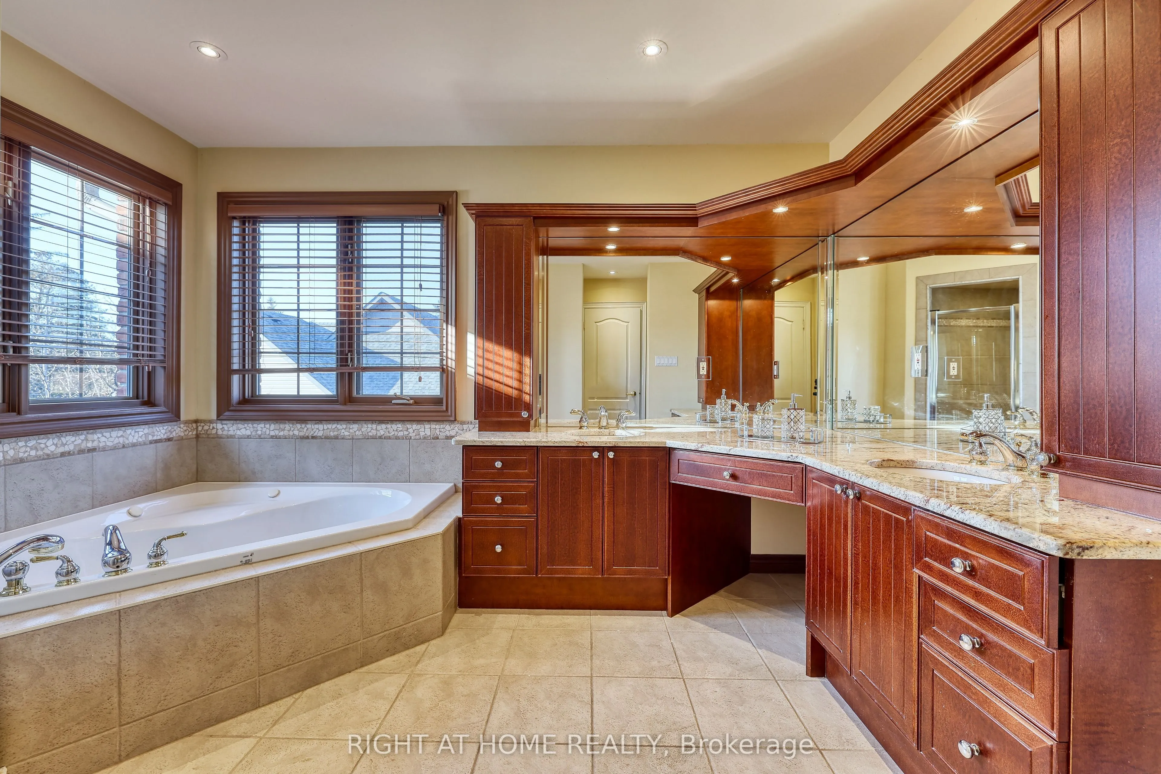 3227 Lakeshore Road