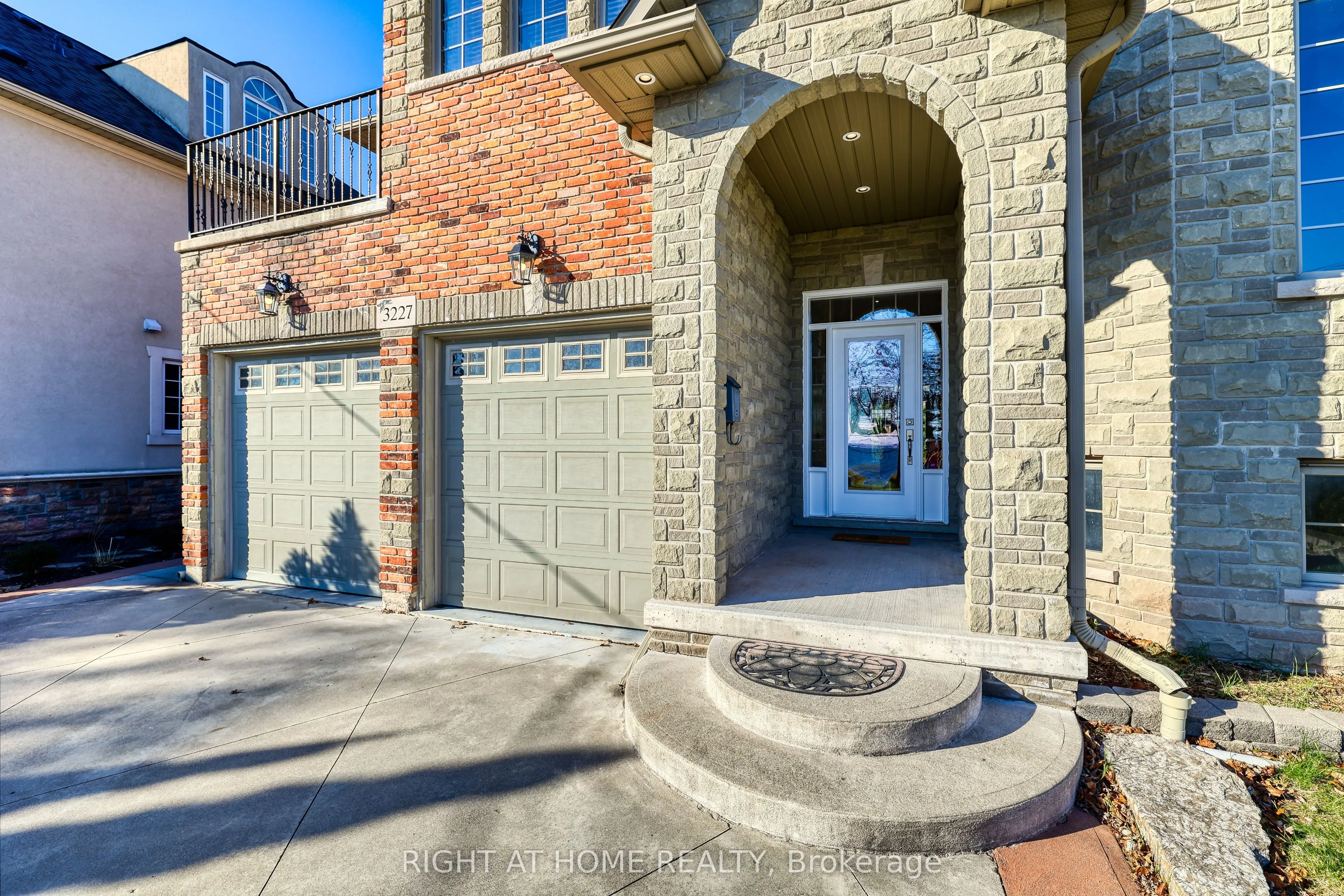 3227 Lakeshore Road