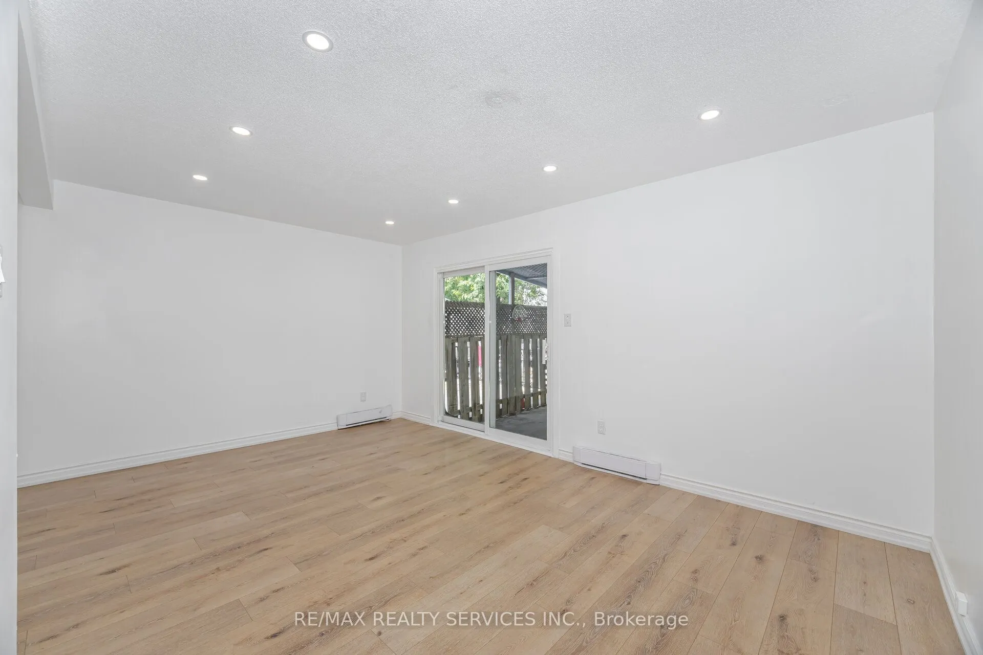 20 Greenhills Square