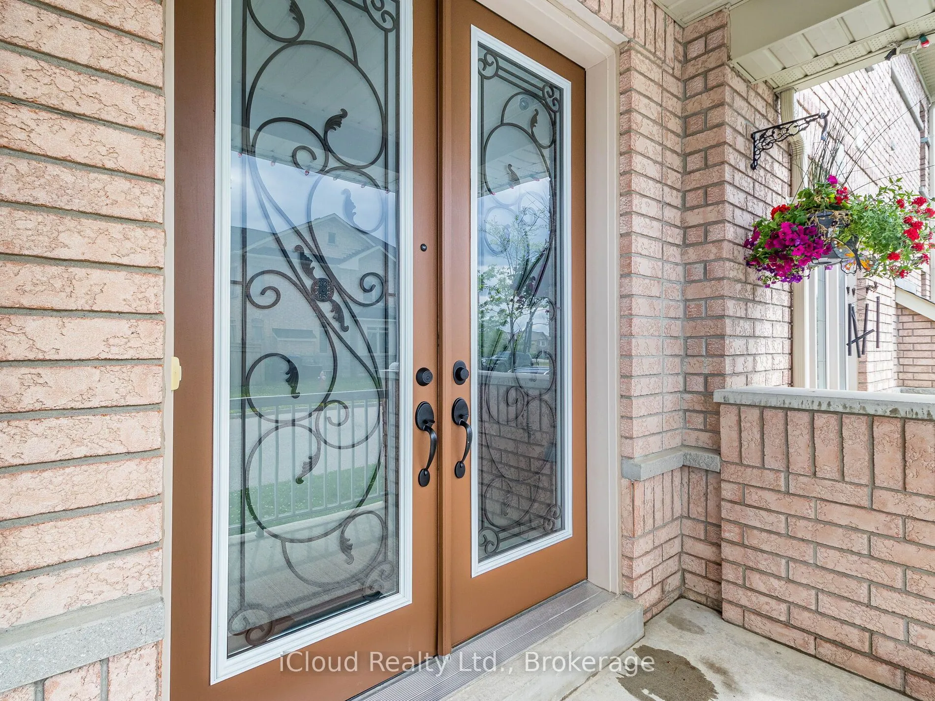 42 Swancreek Court