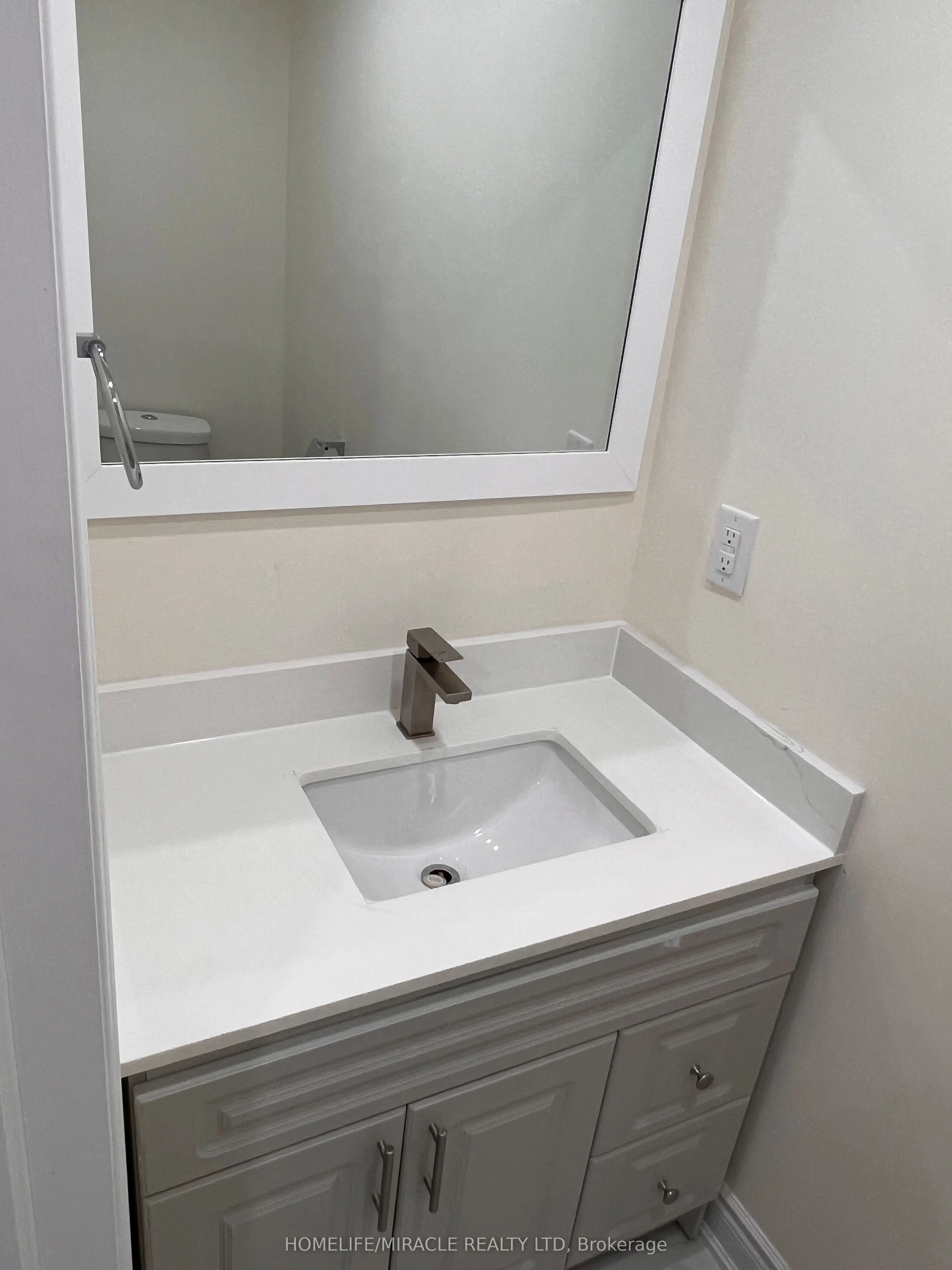 4 Keith Monkman Way S, #Basment