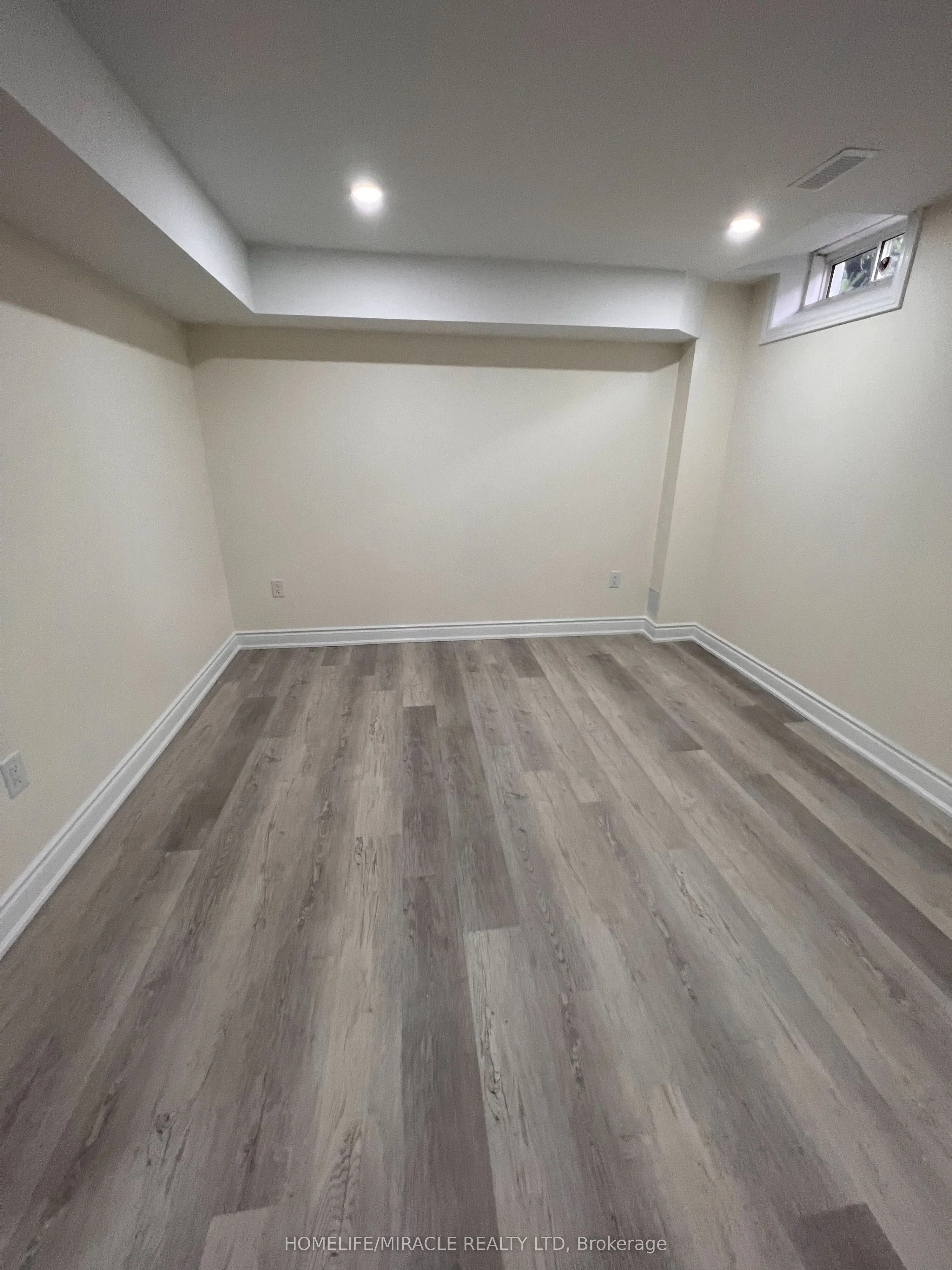 4 Keith Monkman Way S, #Basment