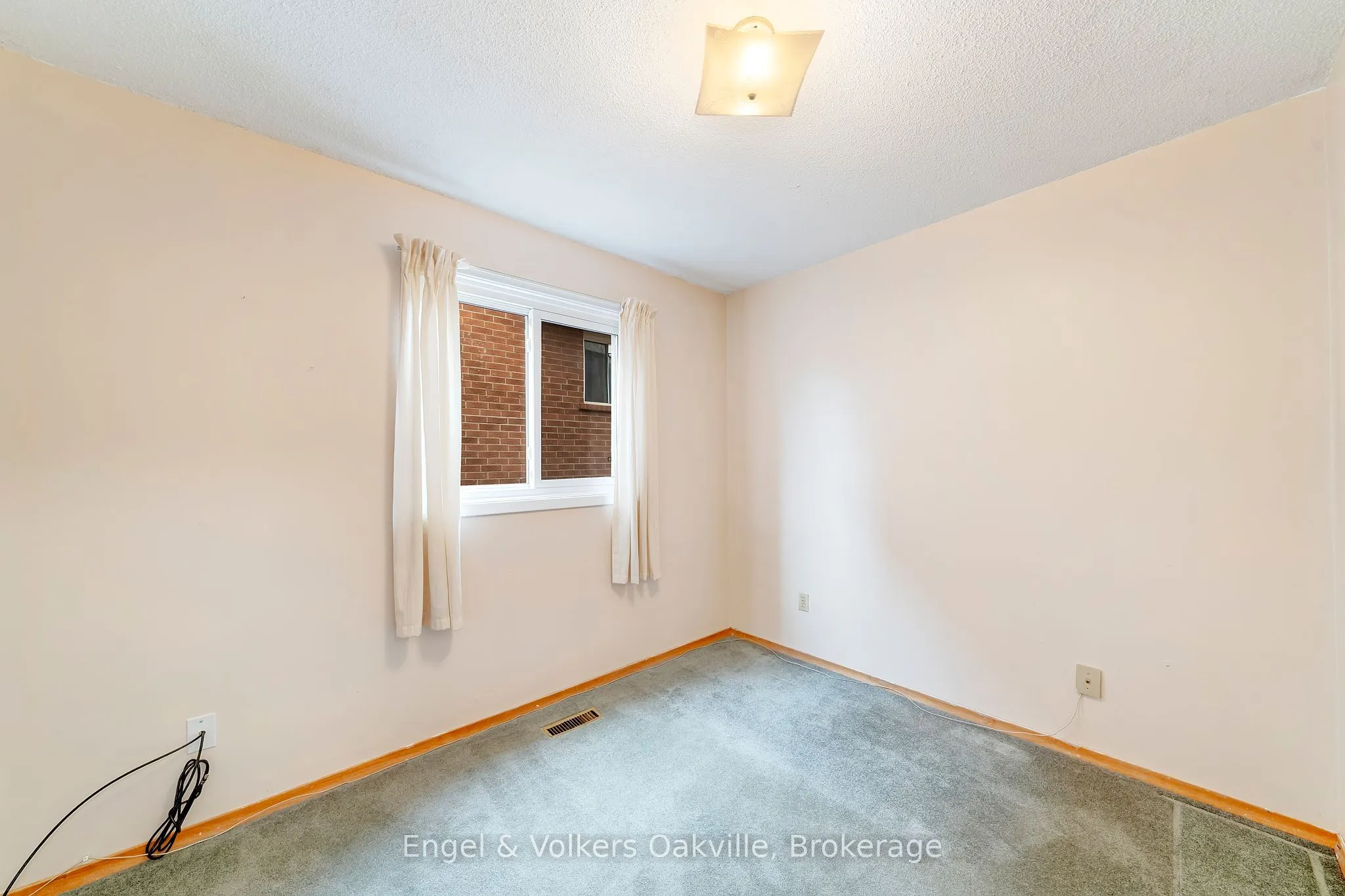 1487 Kenilworth Crescent