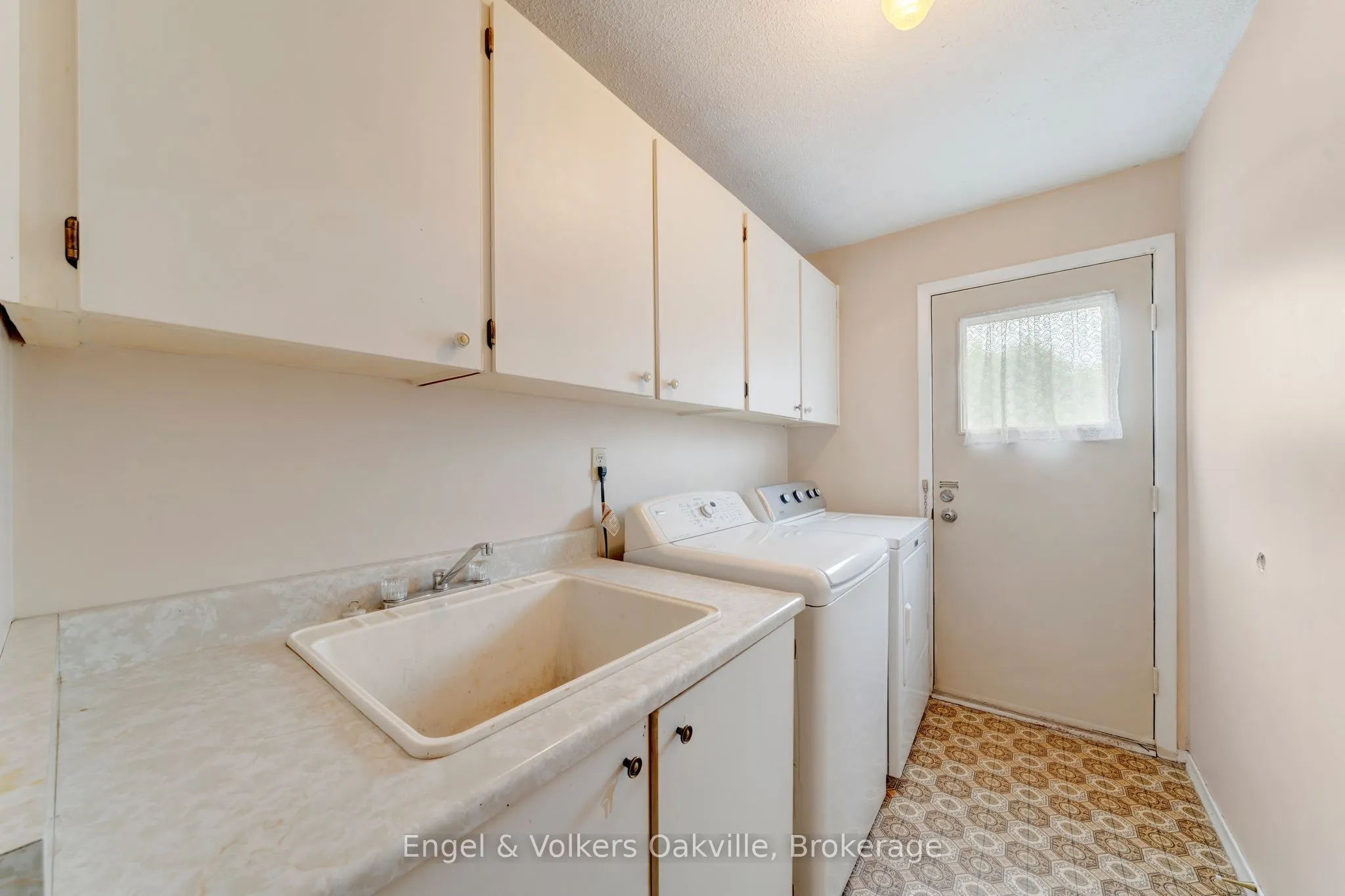 1487 Kenilworth Crescent