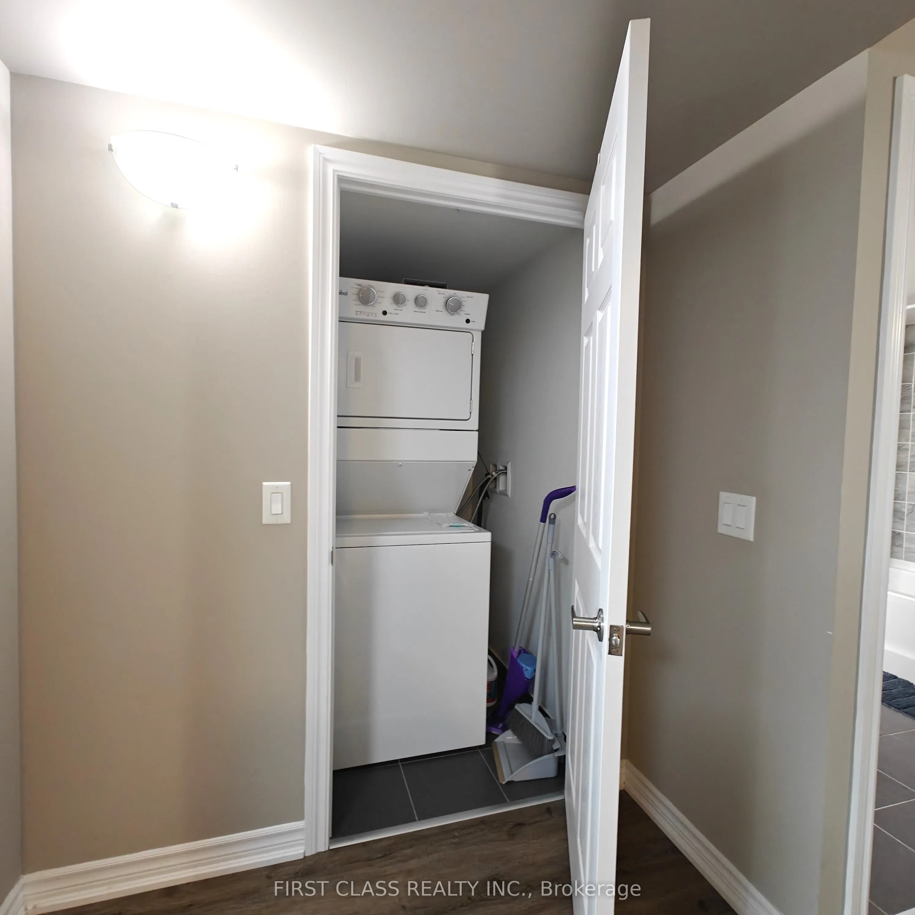 716 Main Street E, #808