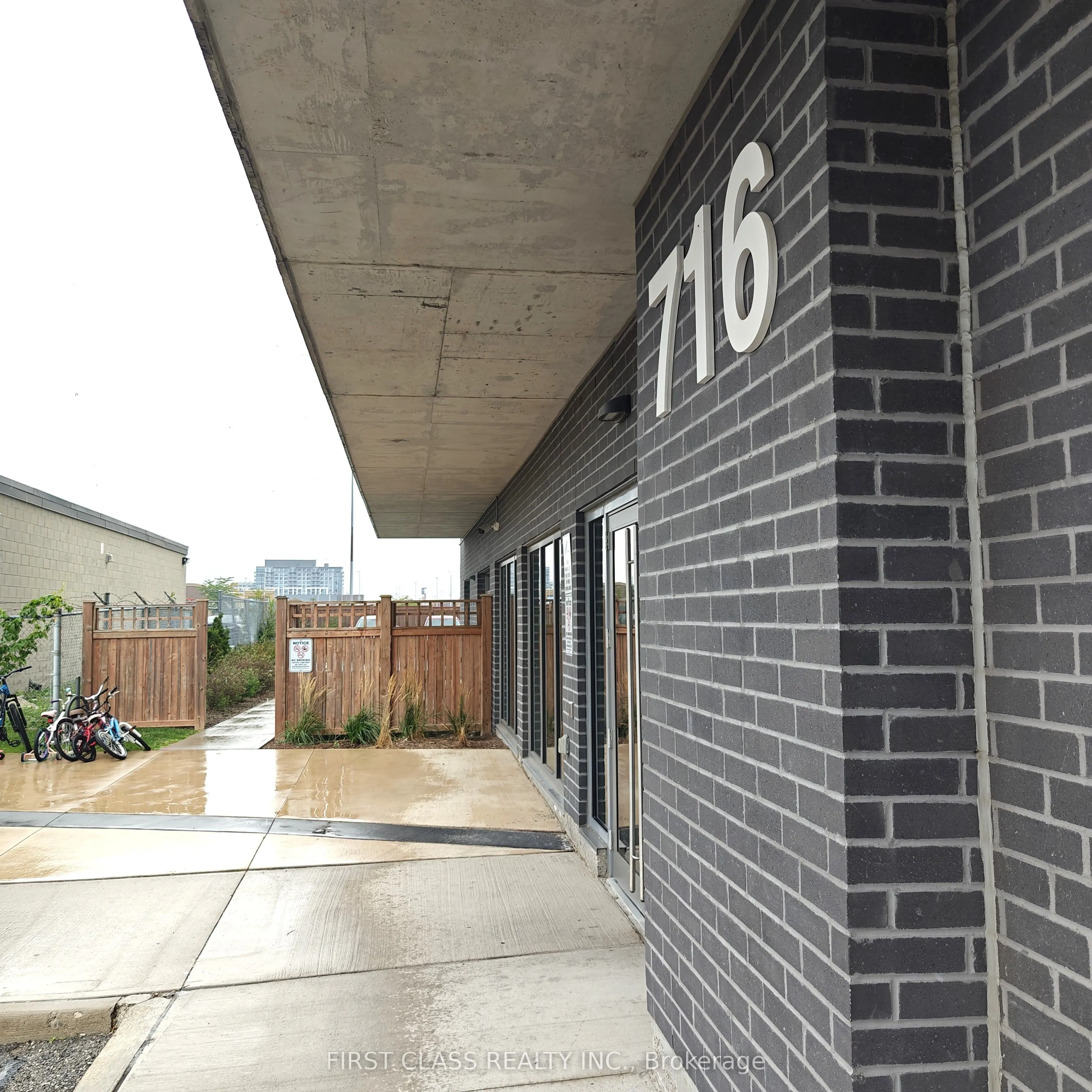 716 Main Street E, #808