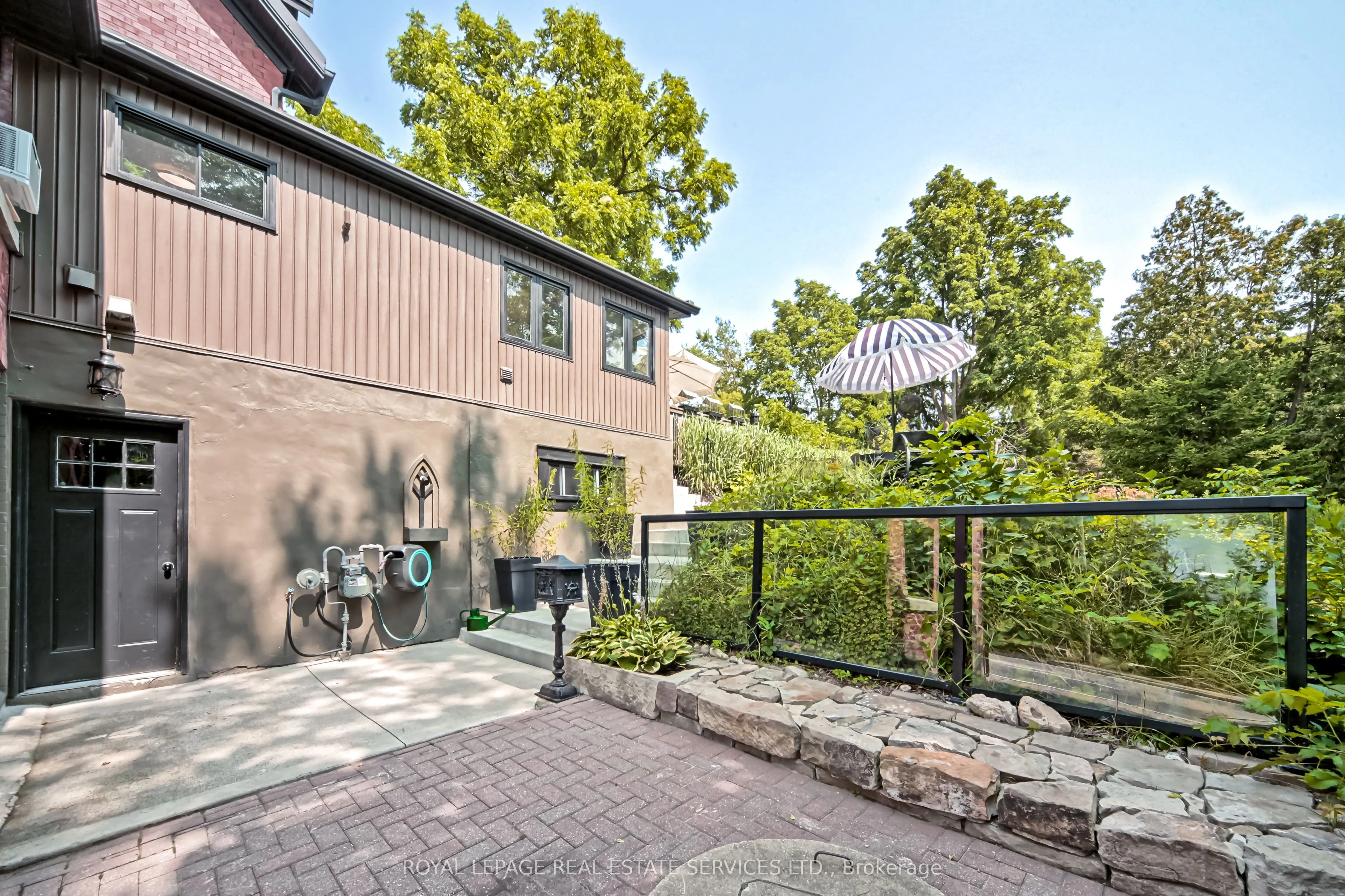 11 Main Street S