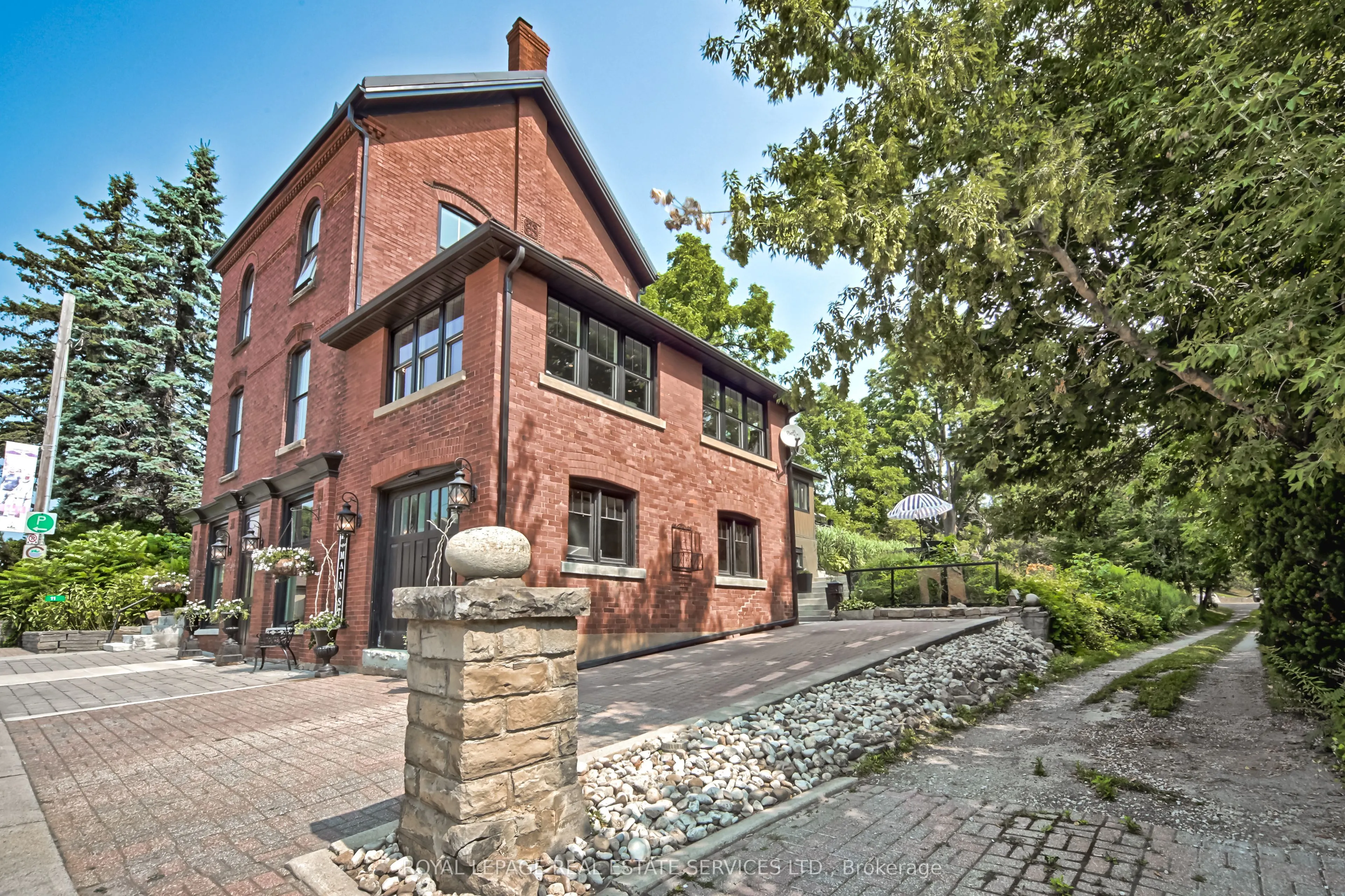 11 Main Street S