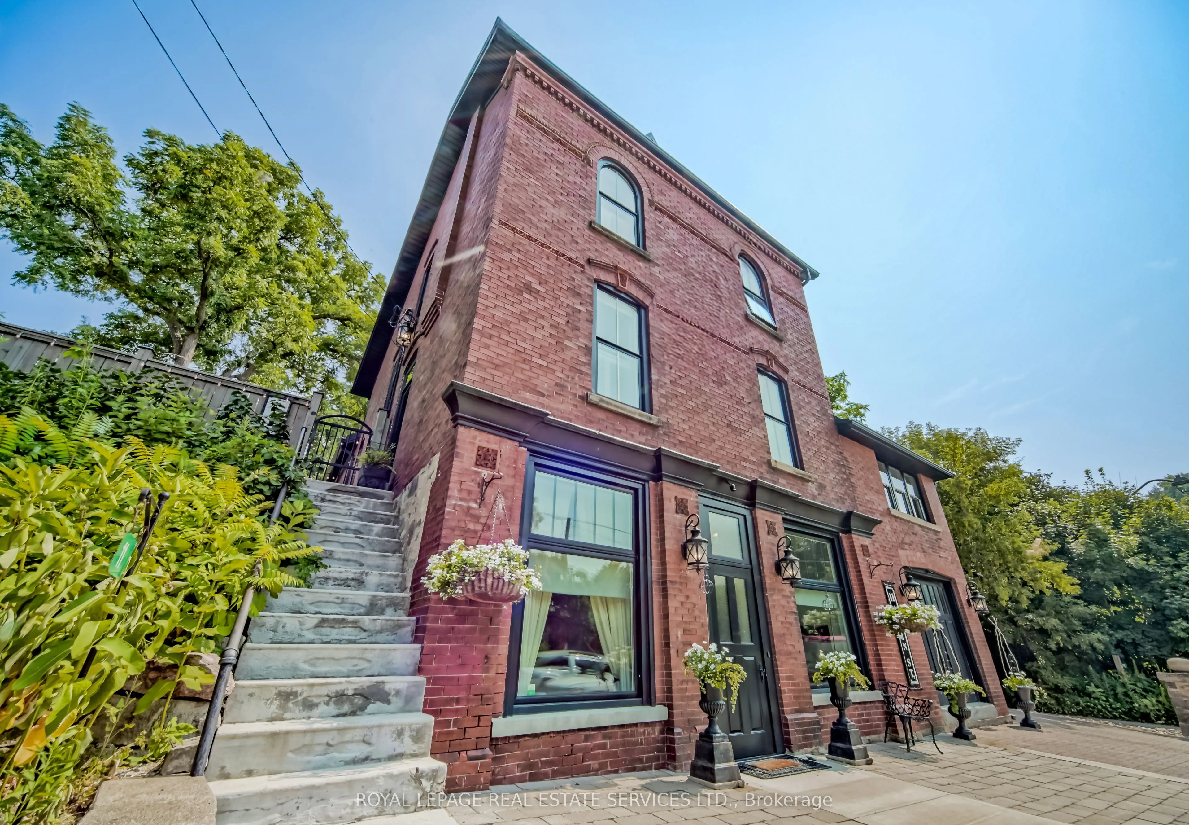 11 Main Street S