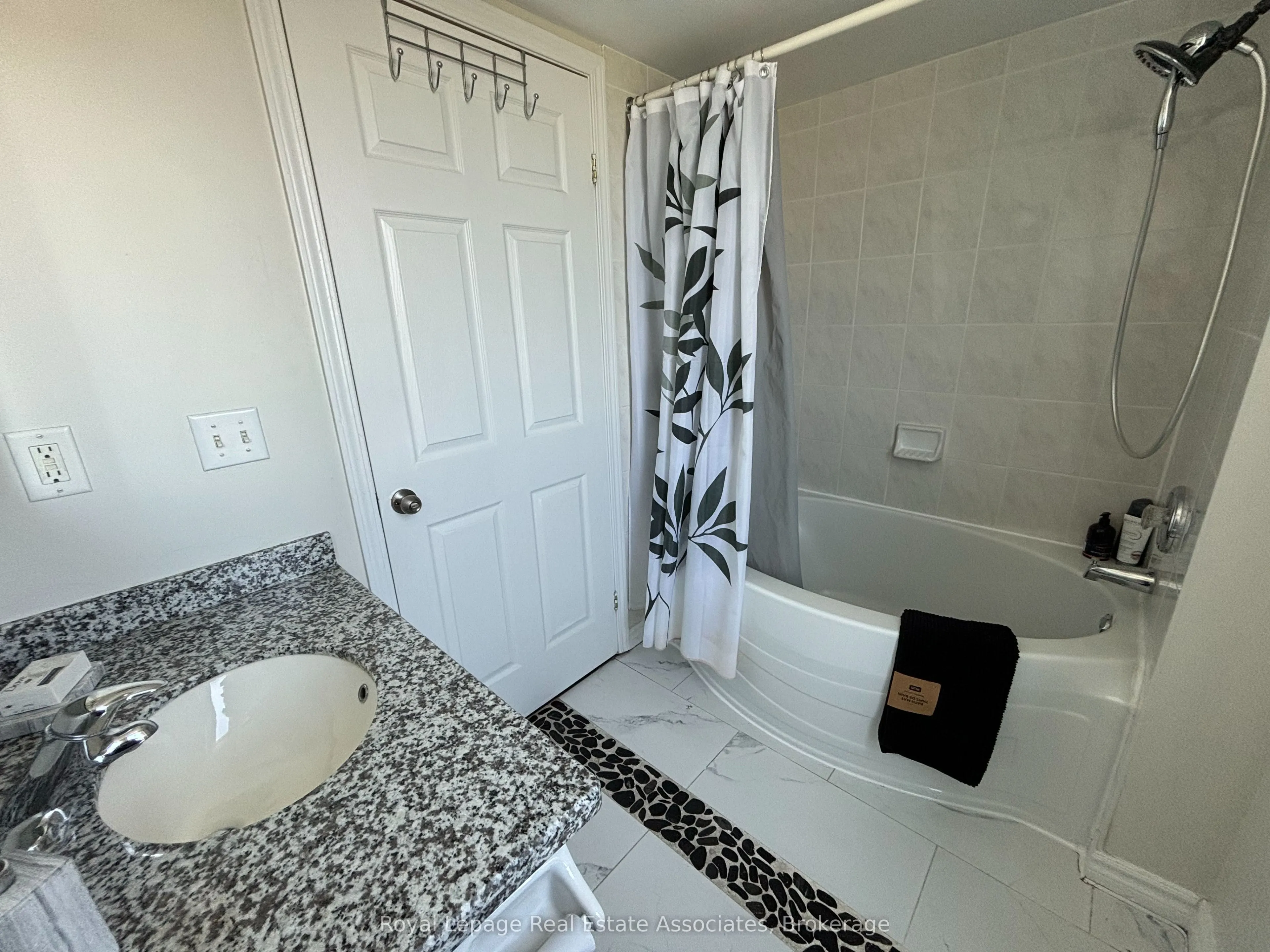 2585 Erin Centre Boulevard, #809