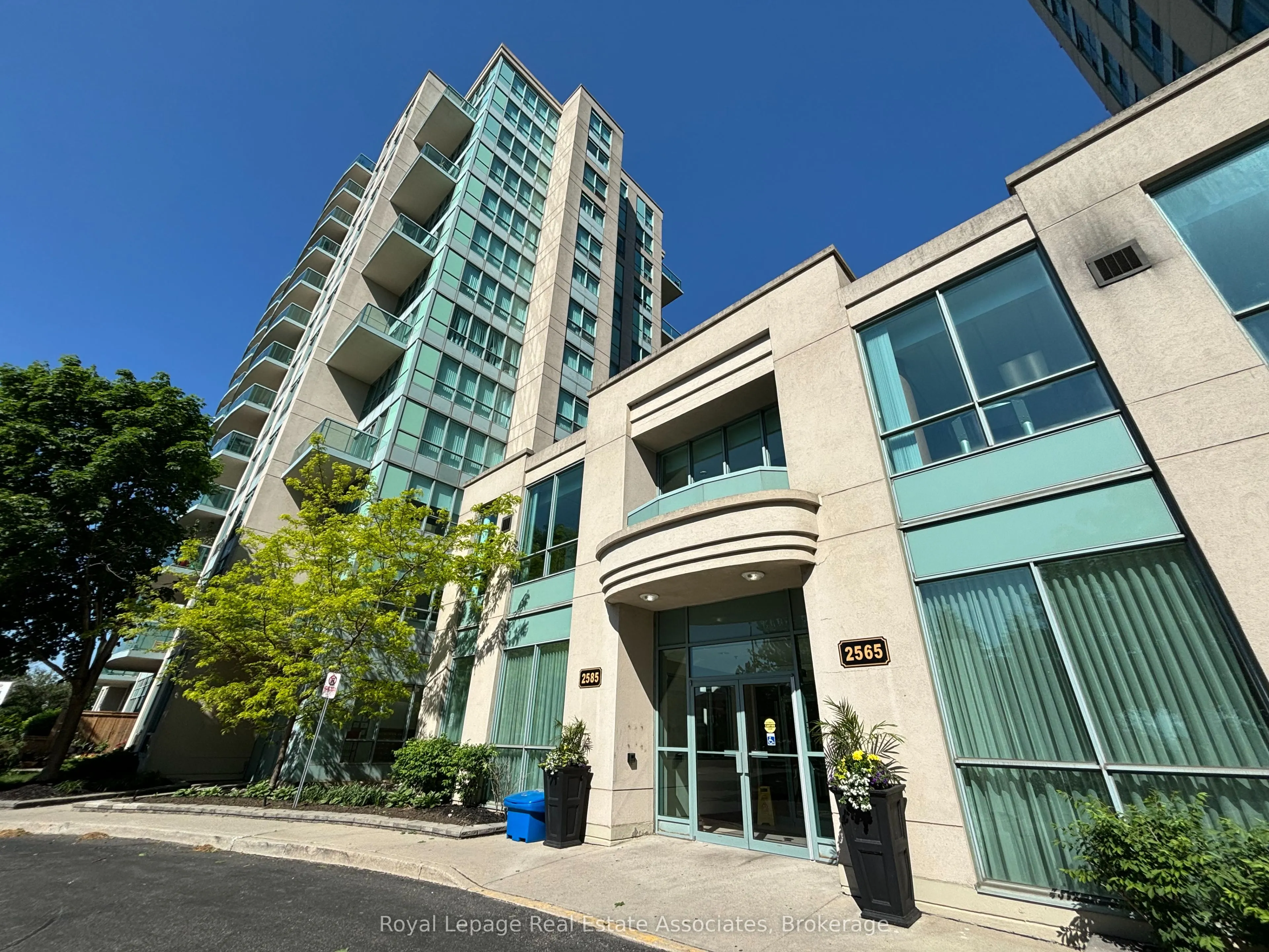 2585 Erin Centre Boulevard, #809