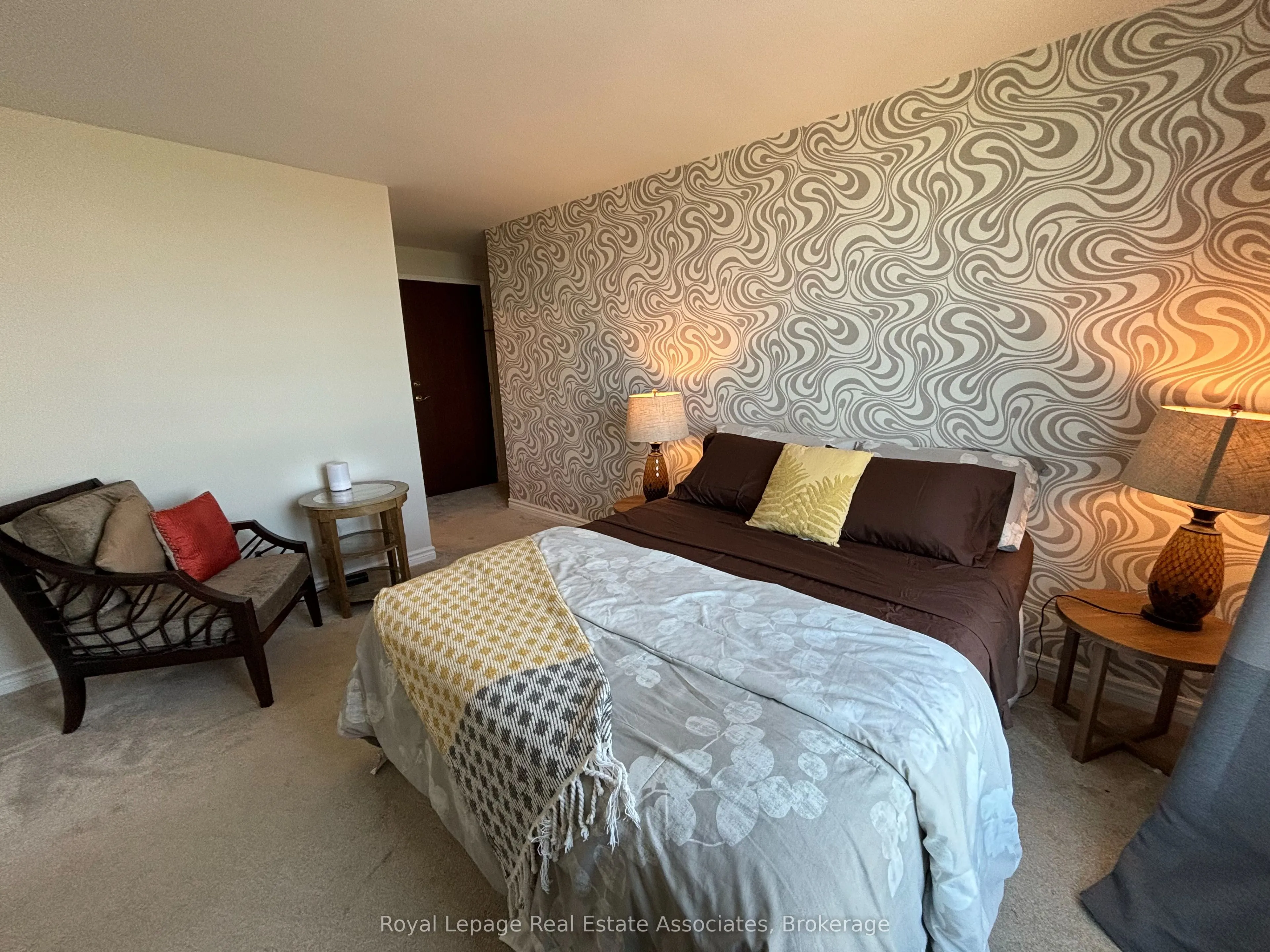 2585 Erin Centre Boulevard, #809