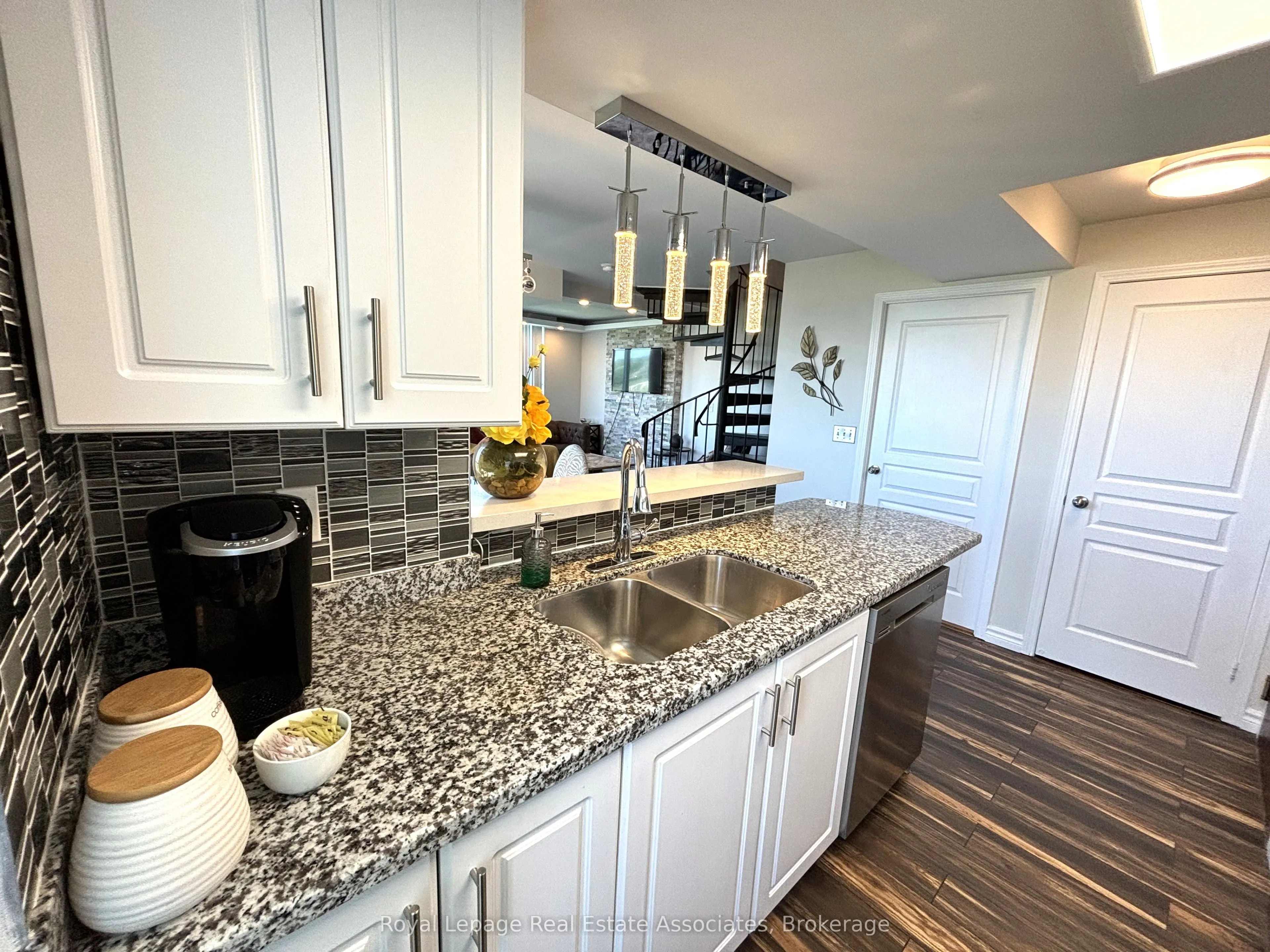 2585 Erin Centre Boulevard, #809