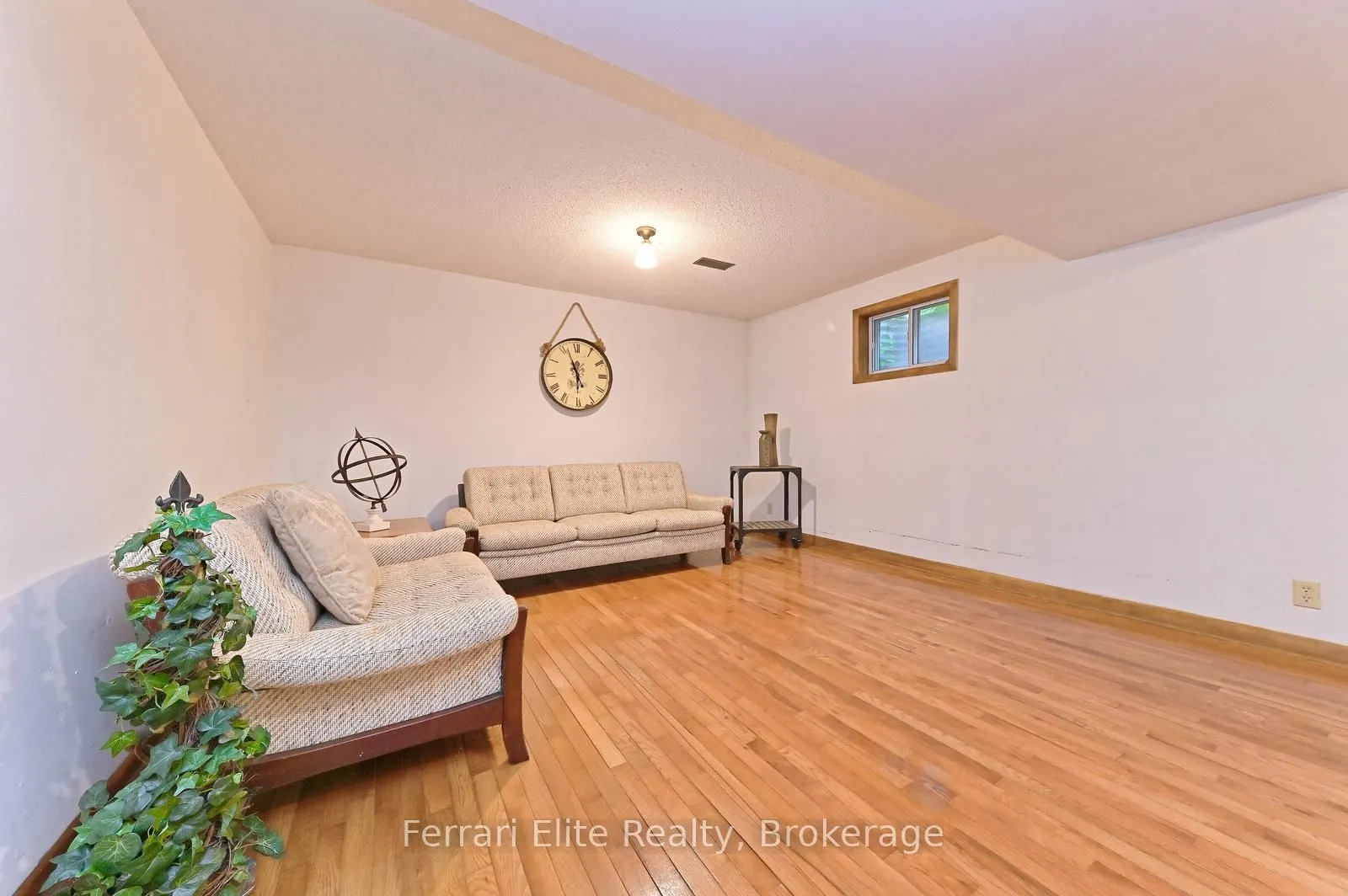 2406 Ravensthorpe Crescent