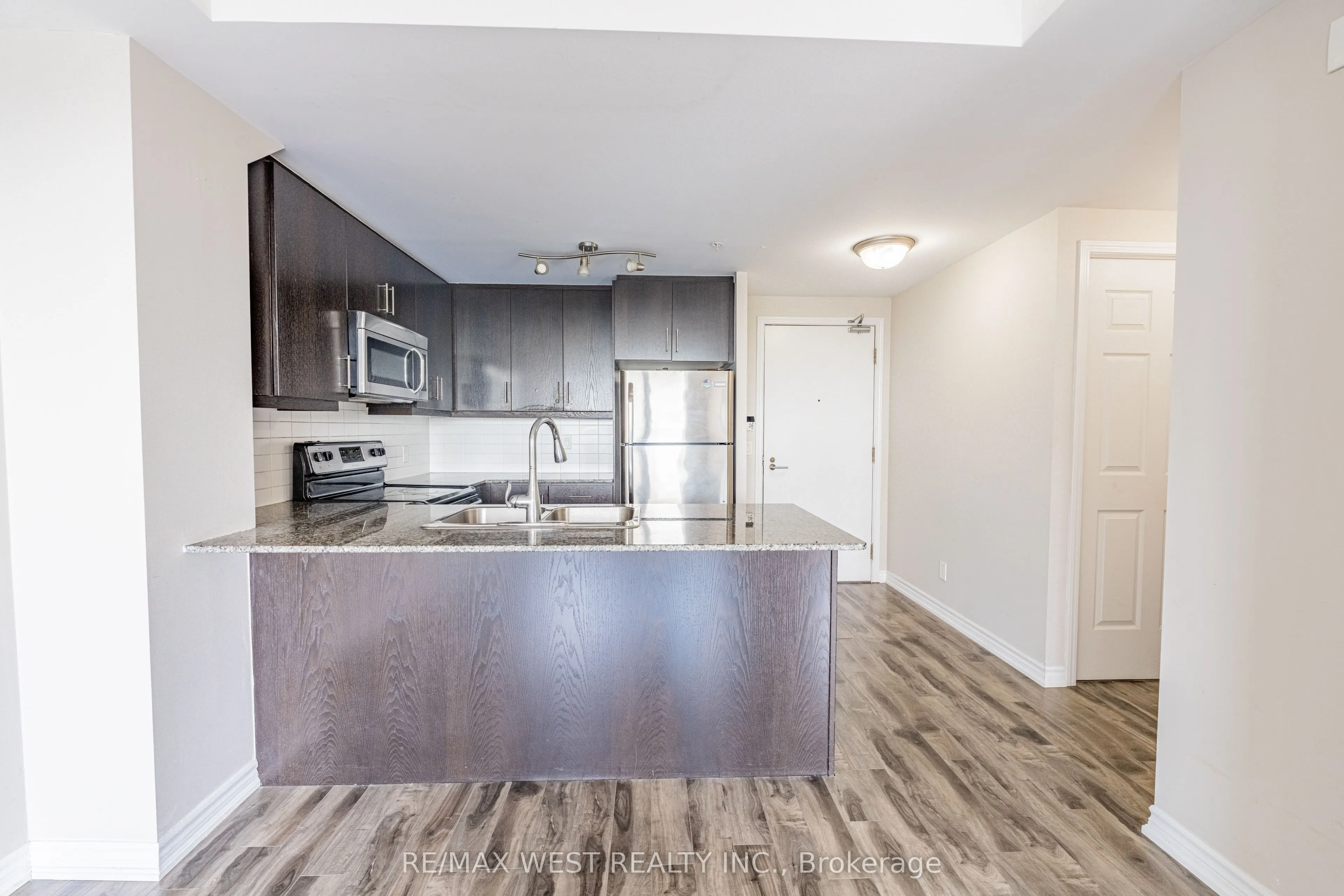 15 James Finlay Way, #627