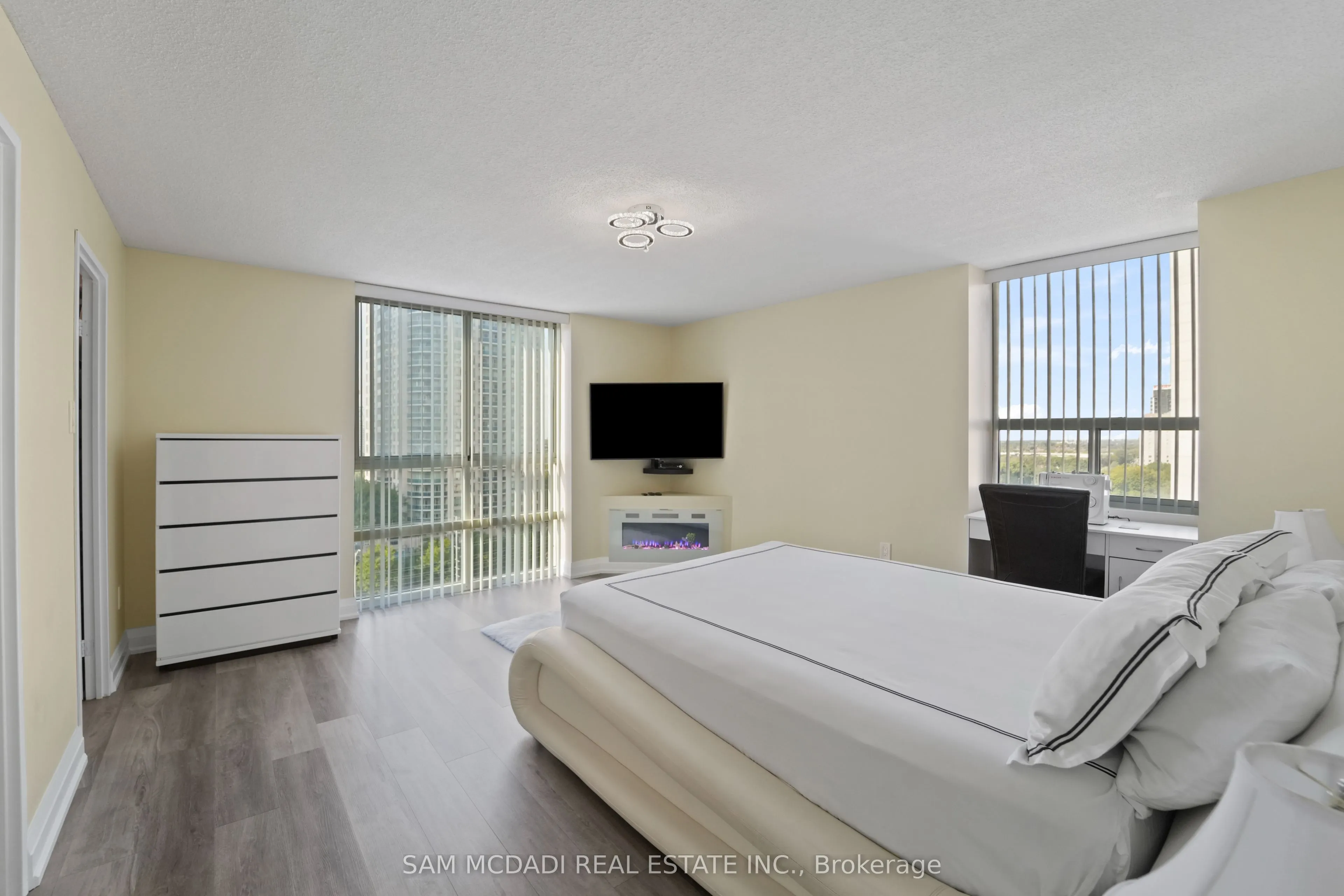3650 Kaneff Crescent, #1207