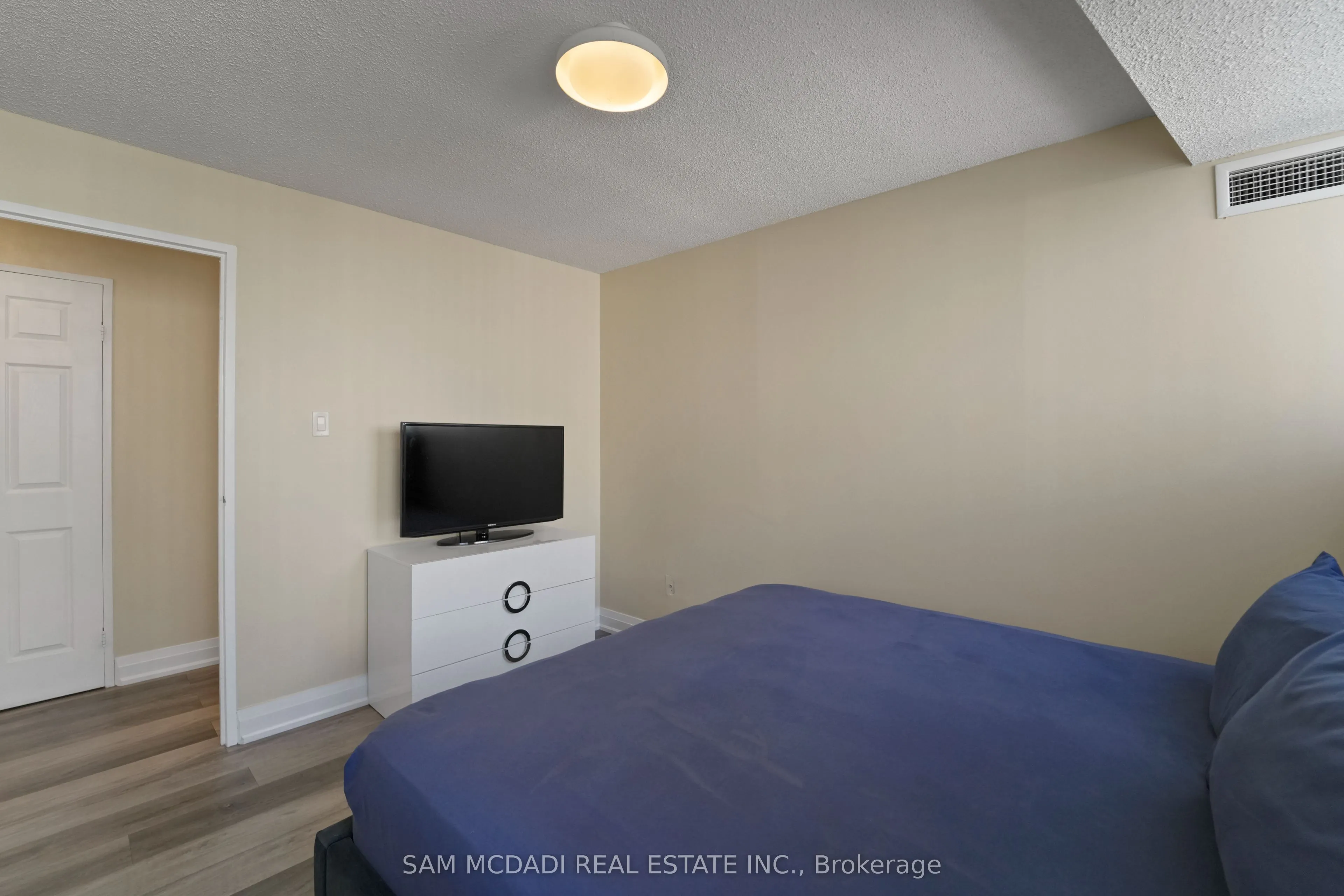 3650 Kaneff Crescent, #1207
