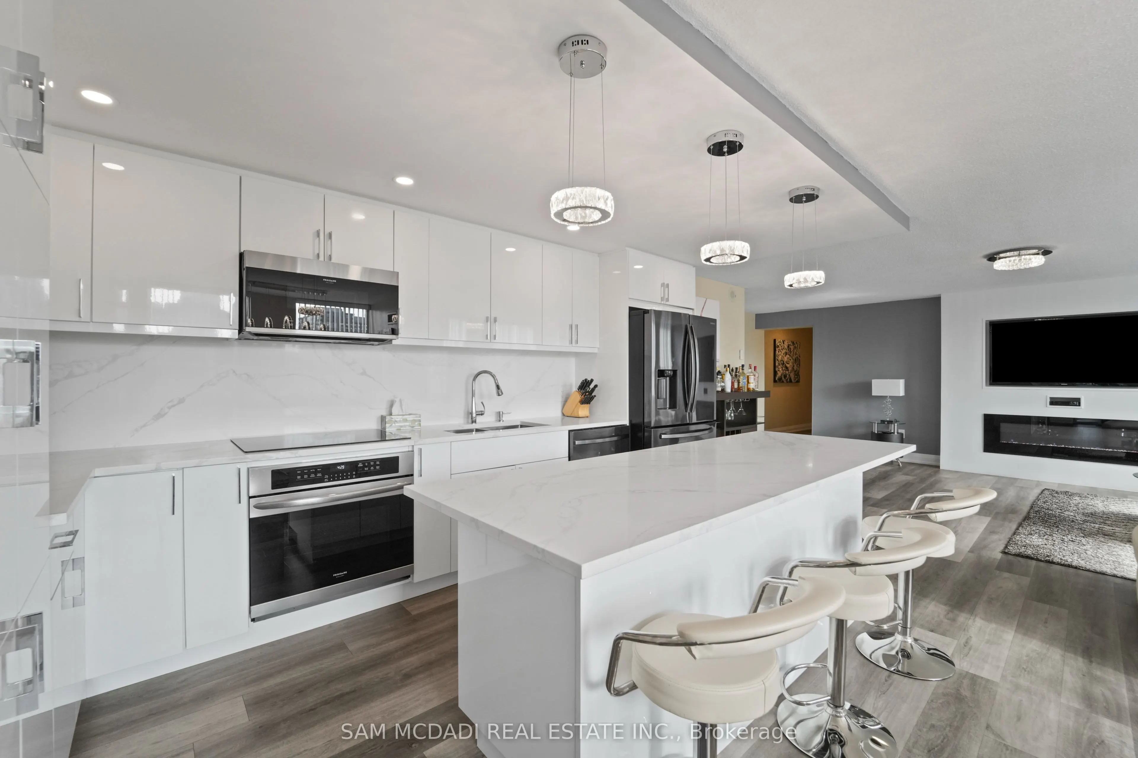 3650 Kaneff Crescent, #1207