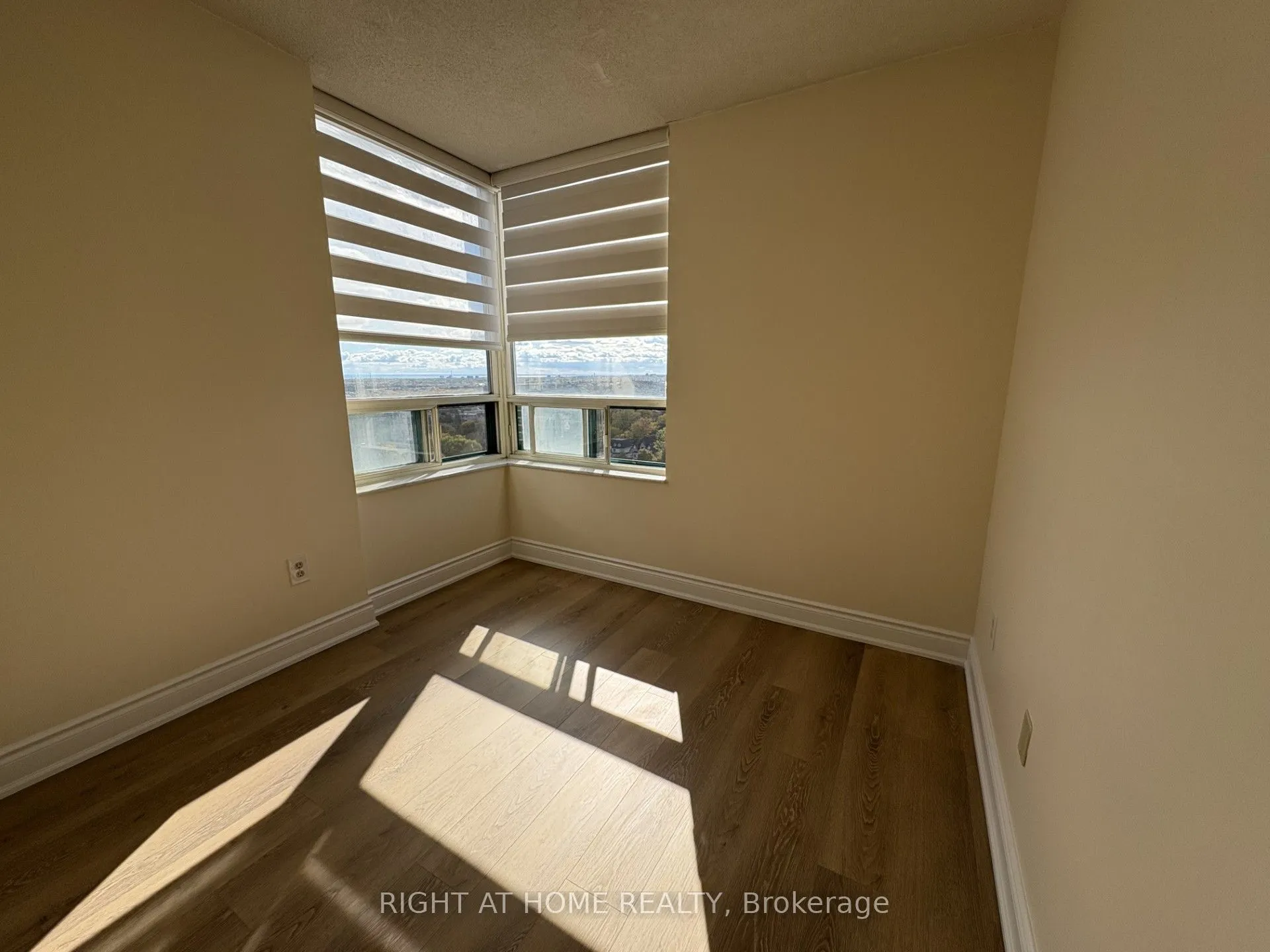 285 Enfield Place, #2004