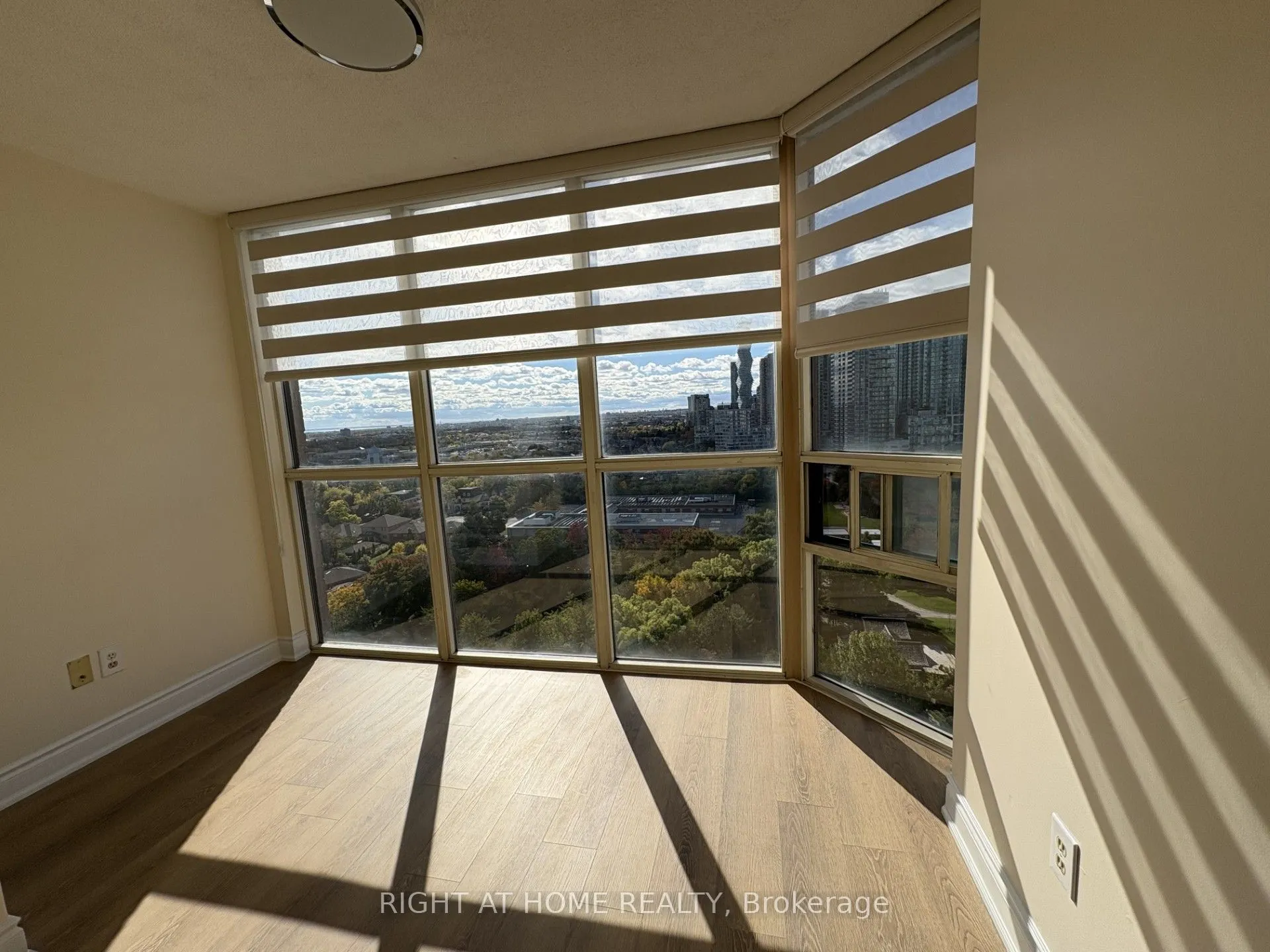 285 Enfield Place, #2004