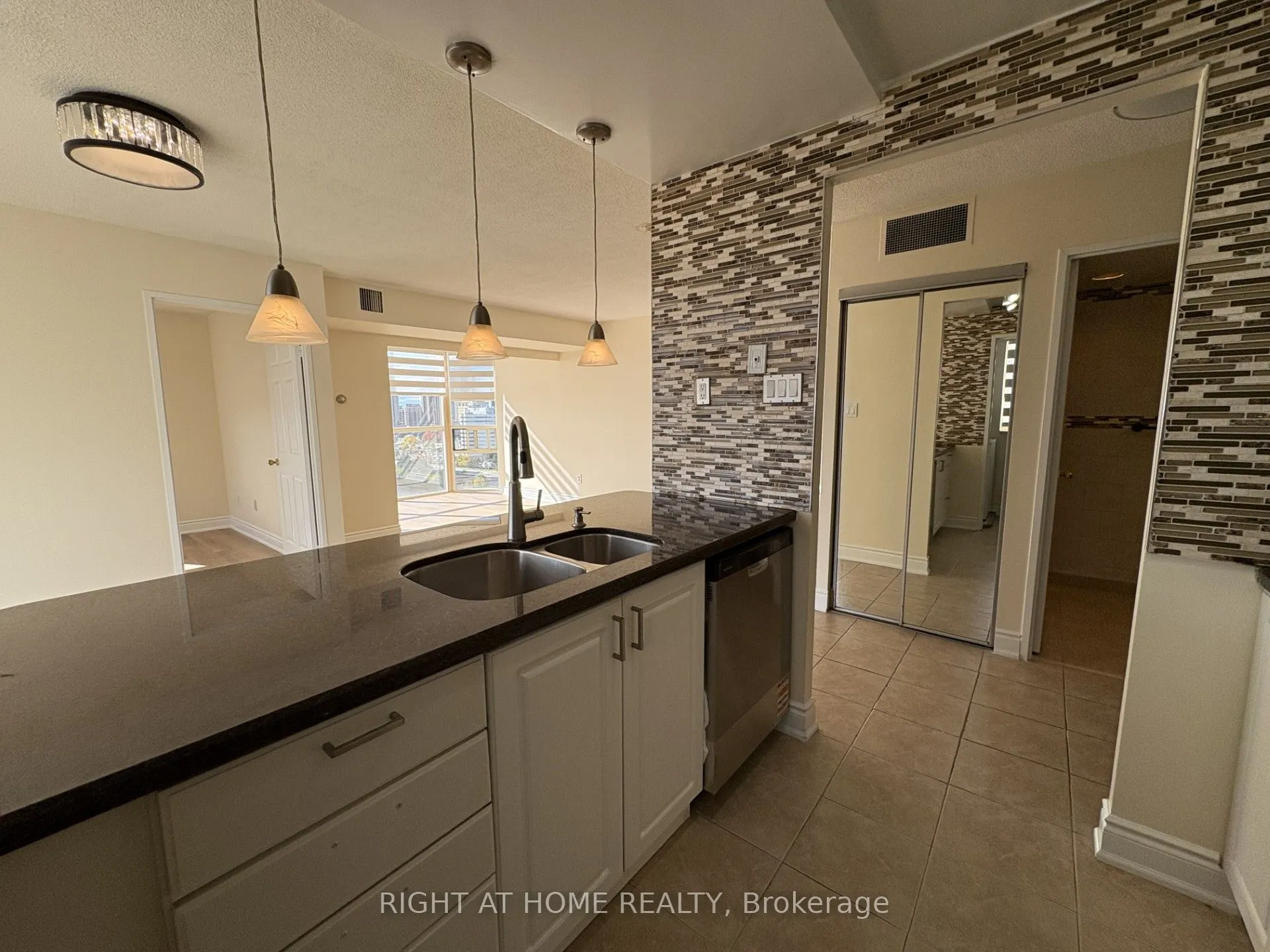 285 Enfield Place, #2004