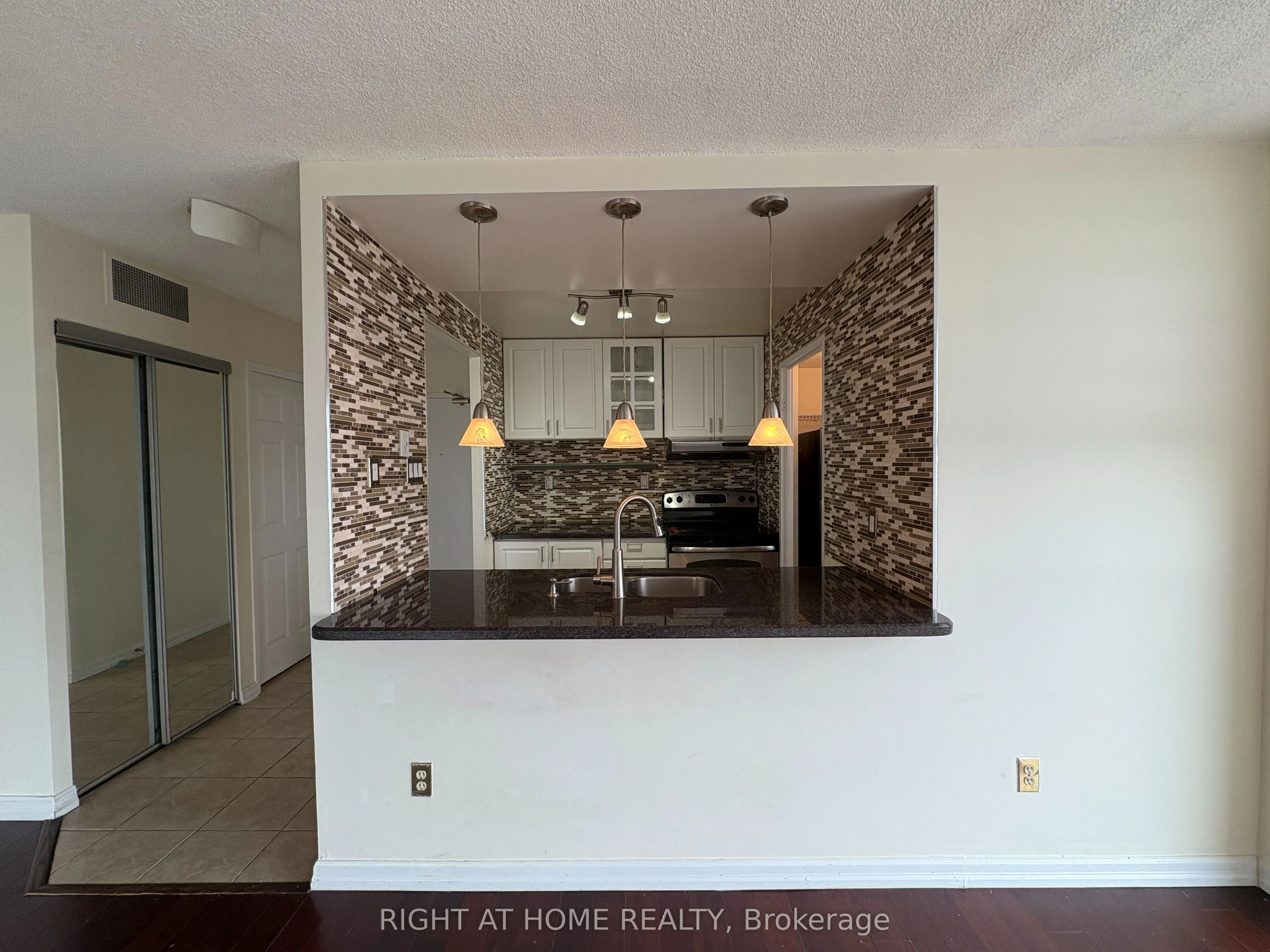 285 Enfield Place, #2004