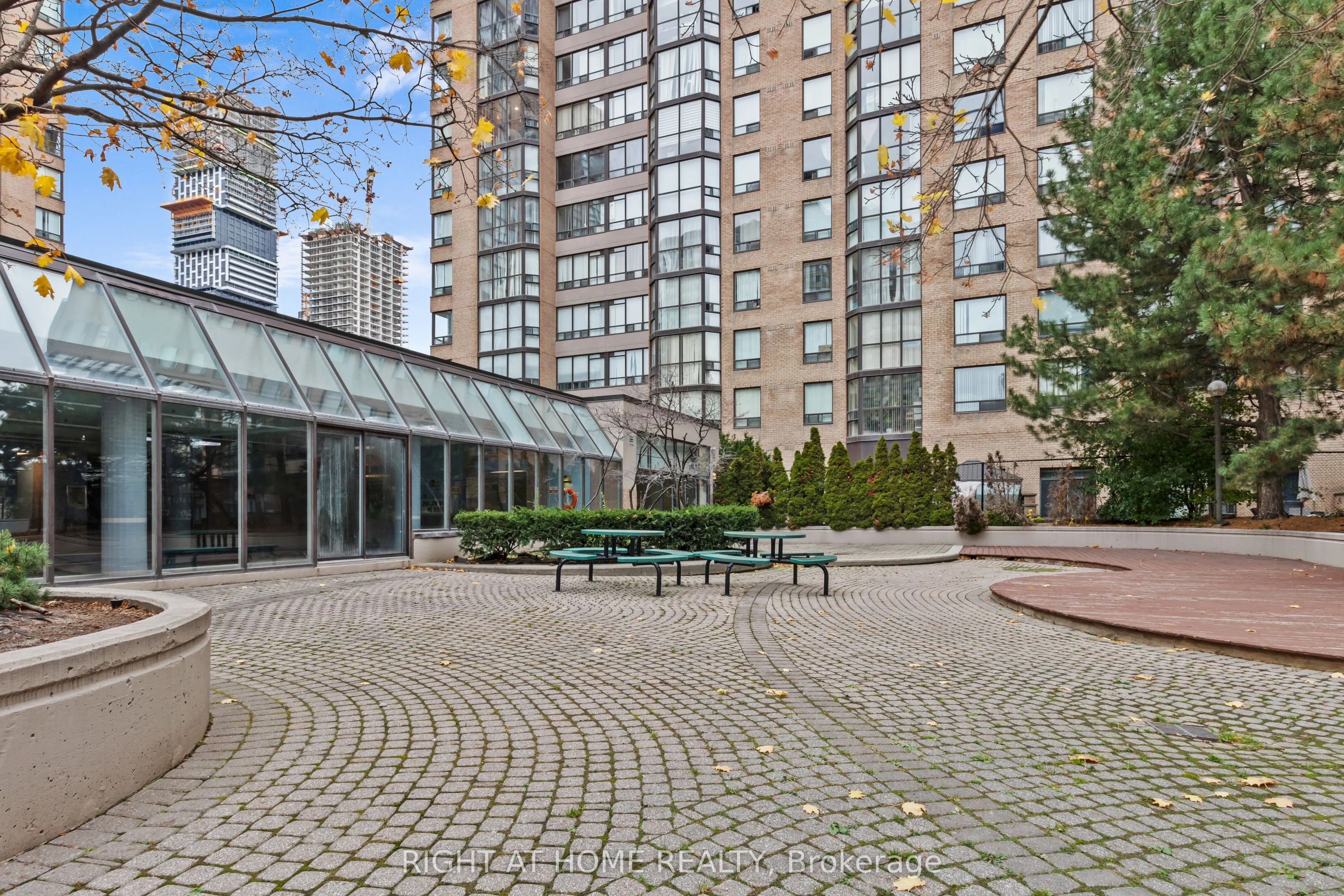 285 Enfield Place, #2004