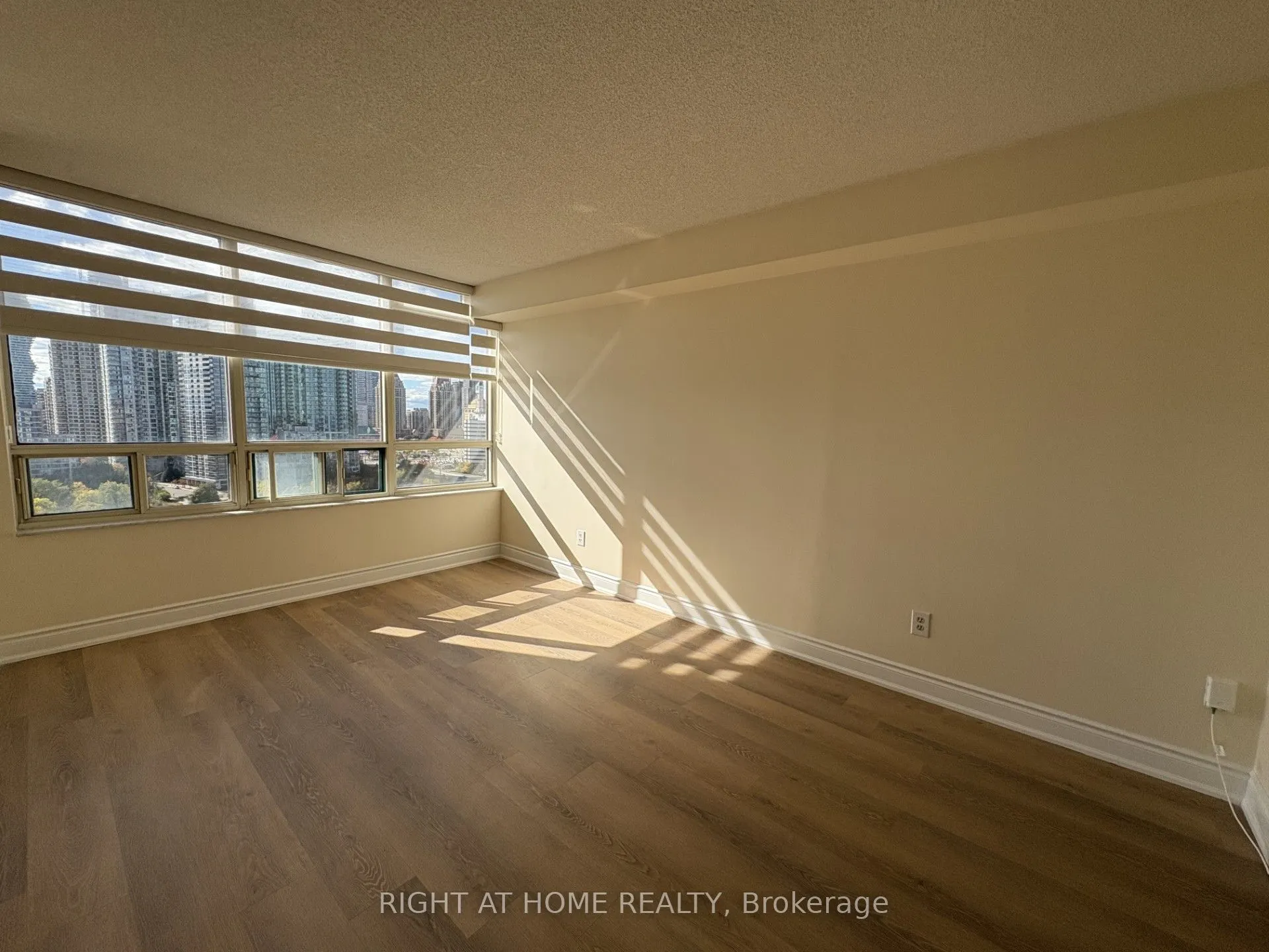 285 Enfield Place, #2004