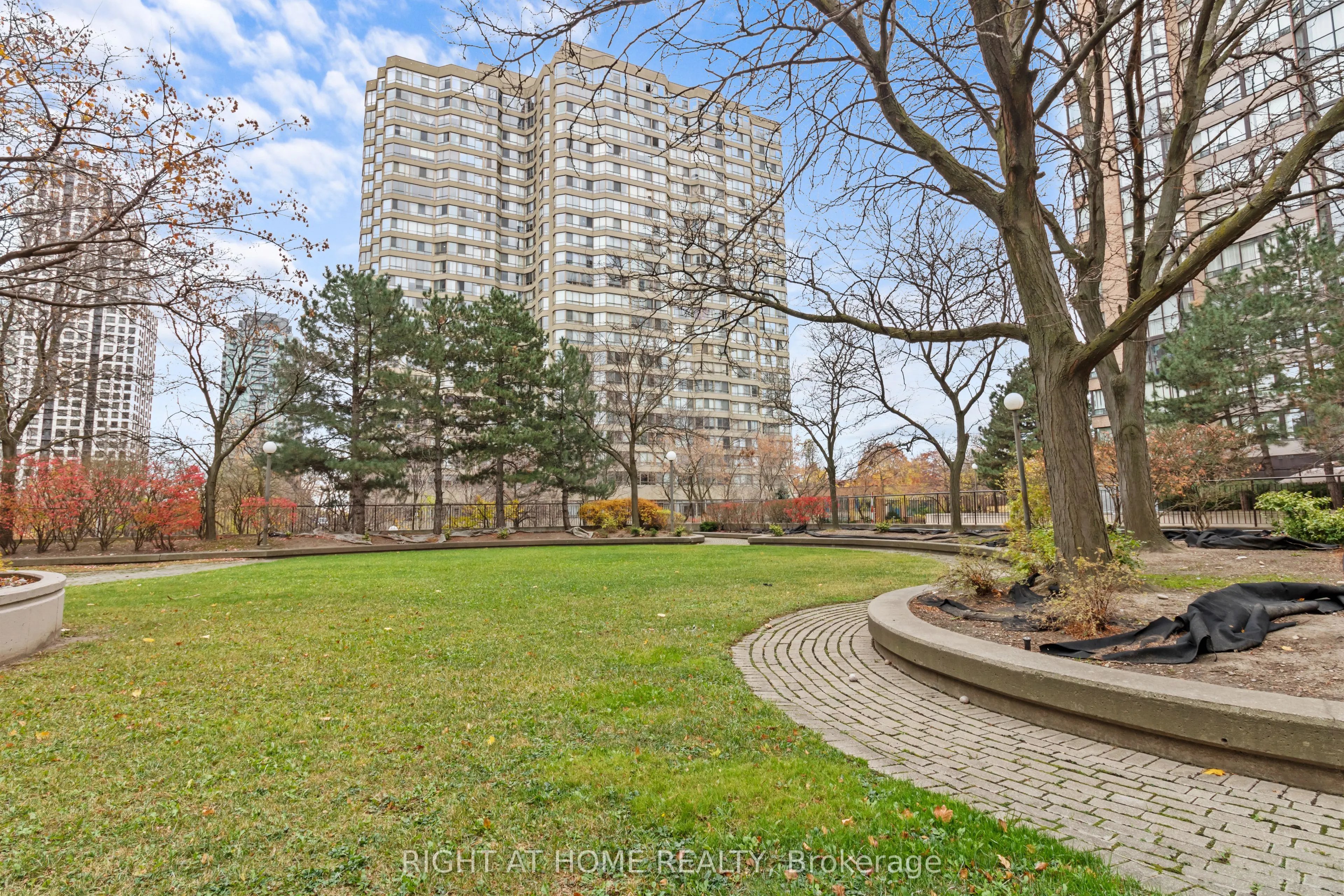 285 Enfield Place, #2004