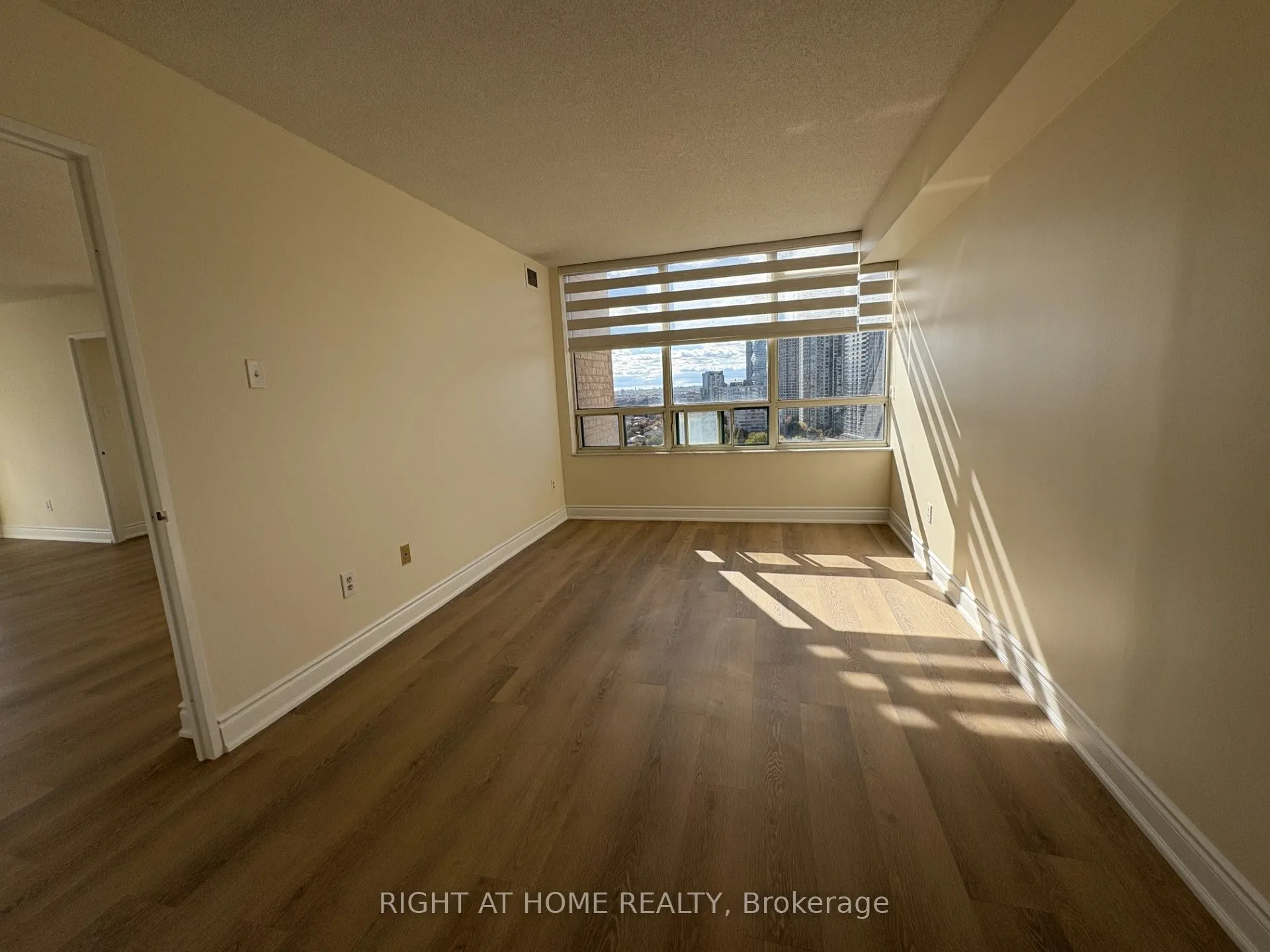 285 Enfield Place, #2004