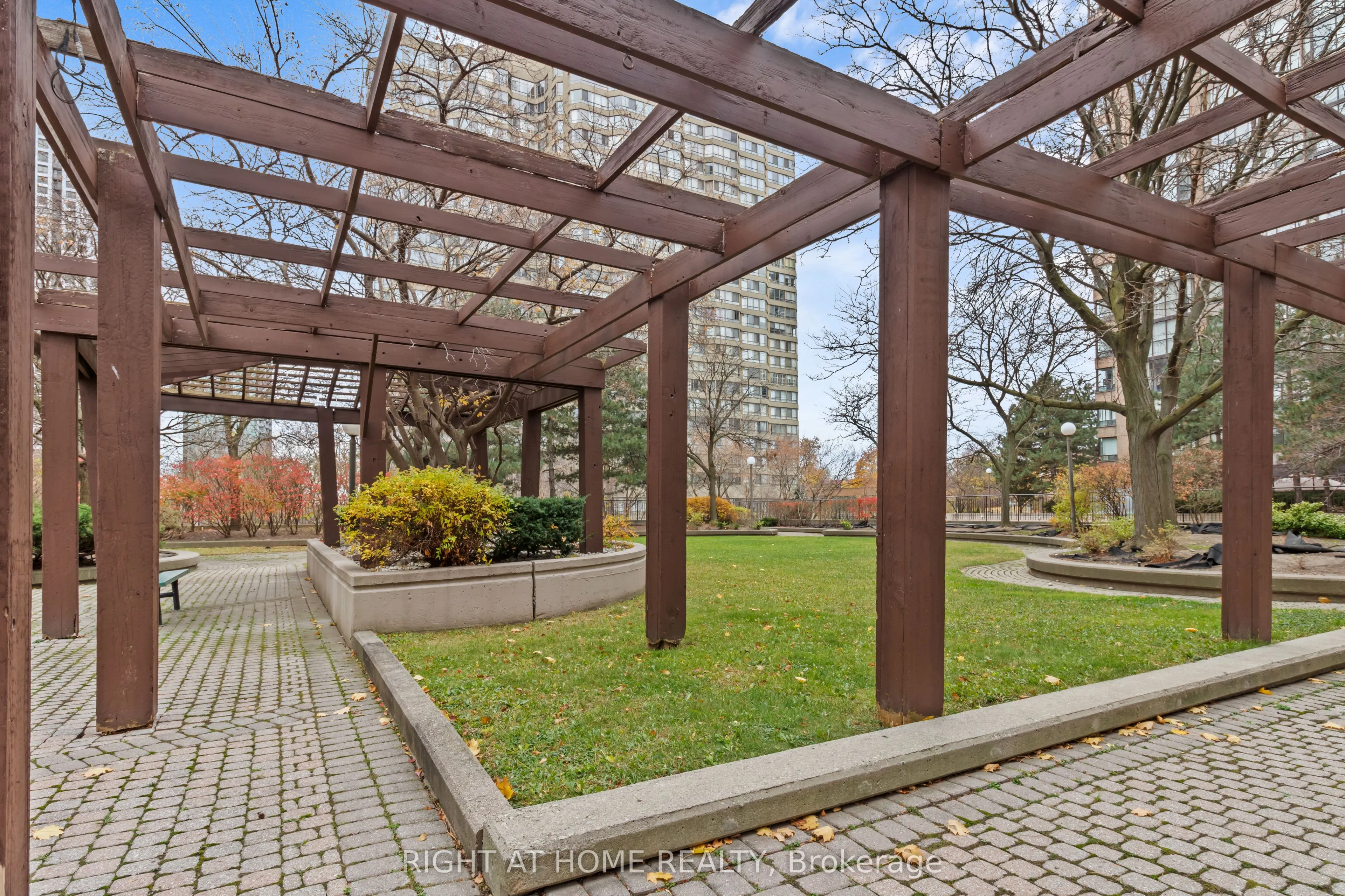 285 Enfield Place, #2004